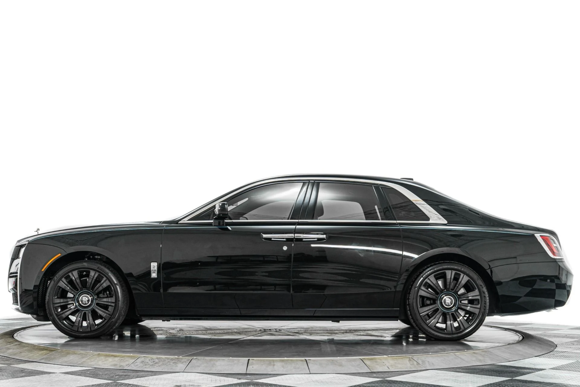 mph005_4102431706_Used_2022_Rolls_Royce_Ghost_The_Ghost_Package_Turquoise_Accents_Illuminated_Fascia_1774388734_7192e4c0d7