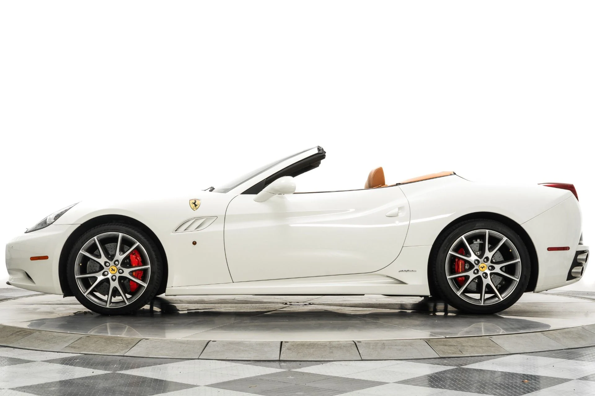 mph005_4141168884_Used_2014_Ferrari_California_1756832165_9e3af40e7f
