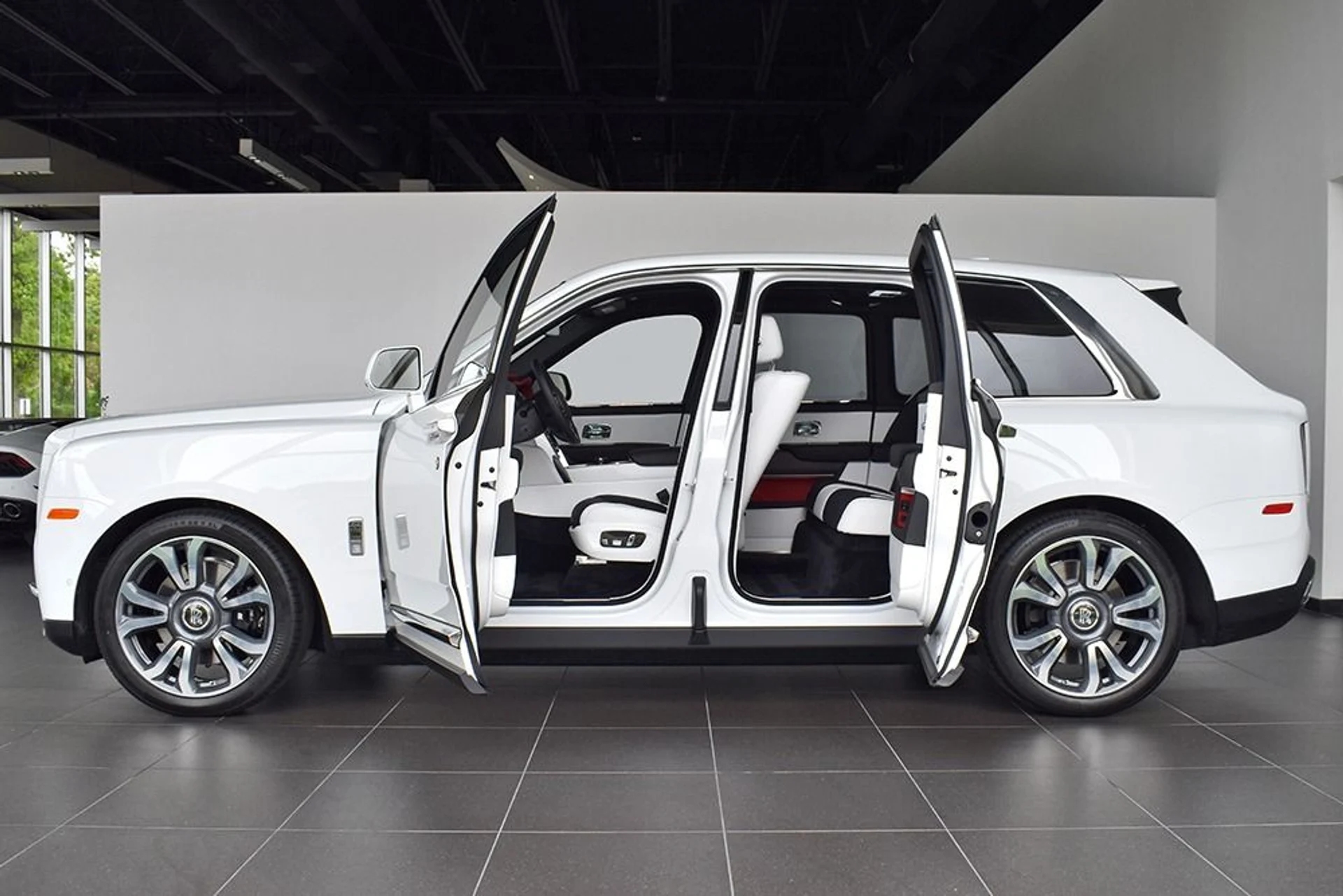 mph005_4155070563_Used_2020_Rolls_Royce_Cullinan_1766510168_fd9e63cf85