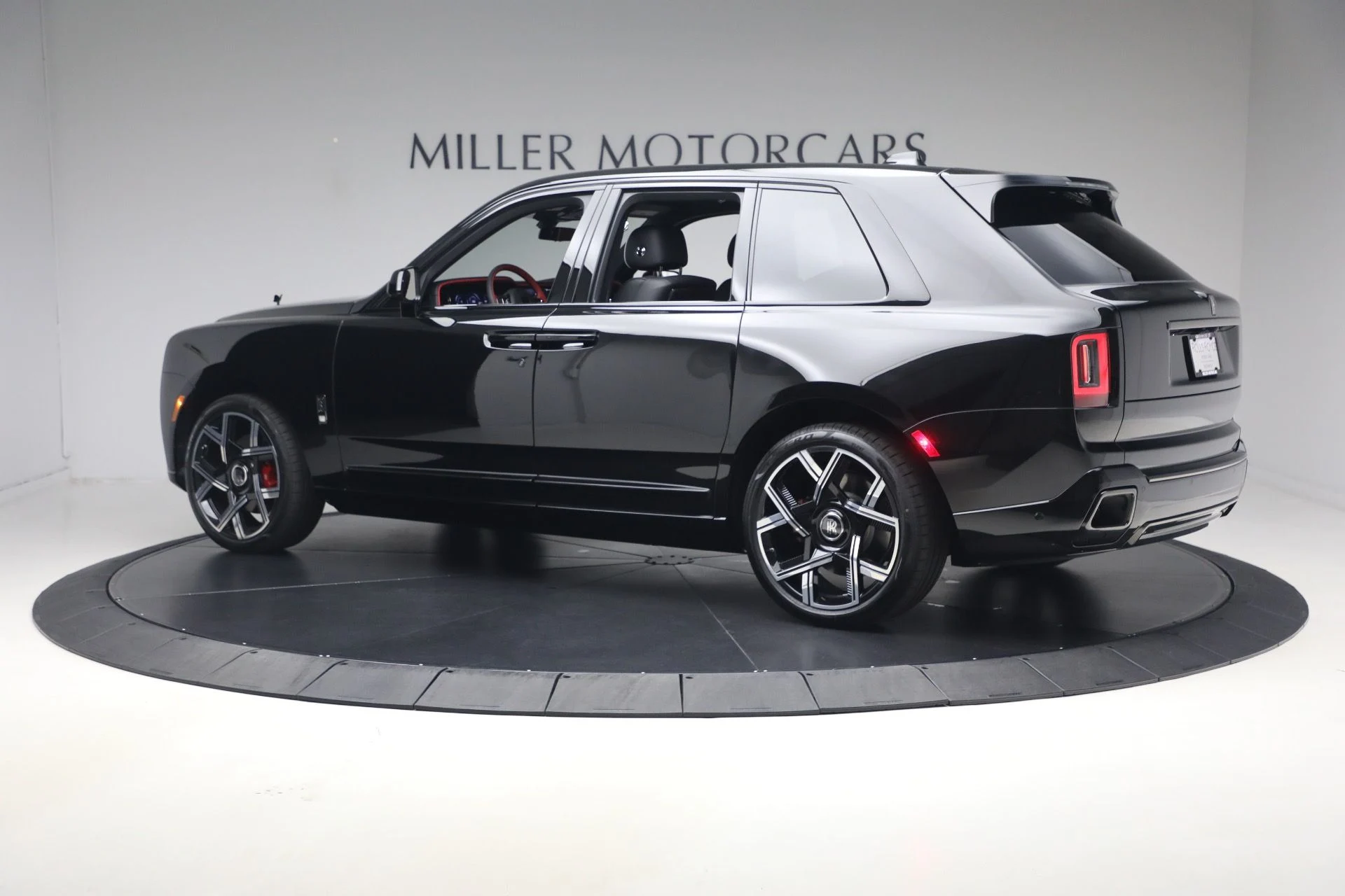 mph005_417078536_New_2027_Rolls_Royce_Black_Badge_Cullinan_f0b3b4d8df
