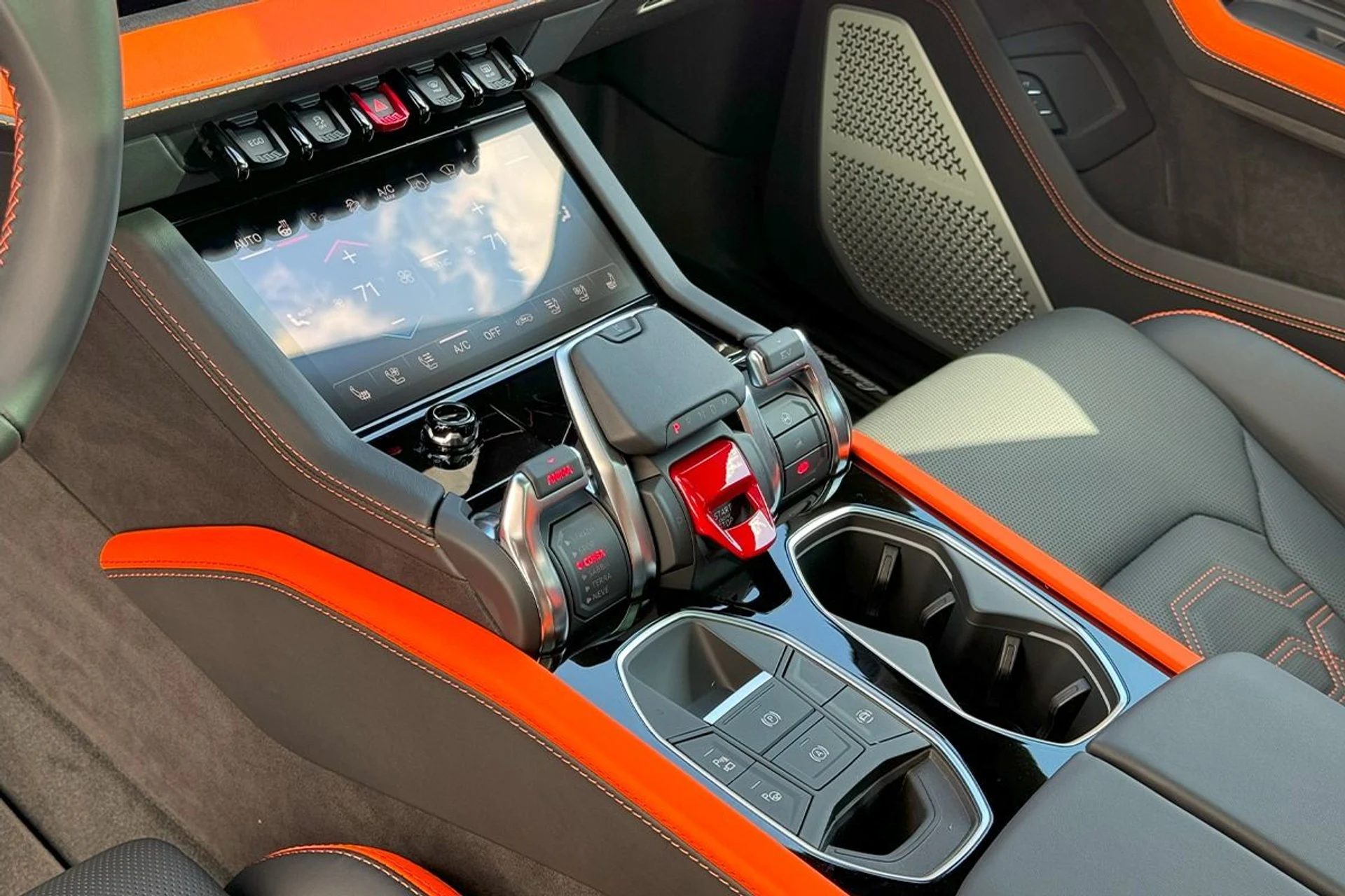 mph005_4198963704_Used_2025_Lamborghini_Urus_SE_1764804769_2b41ad53fc