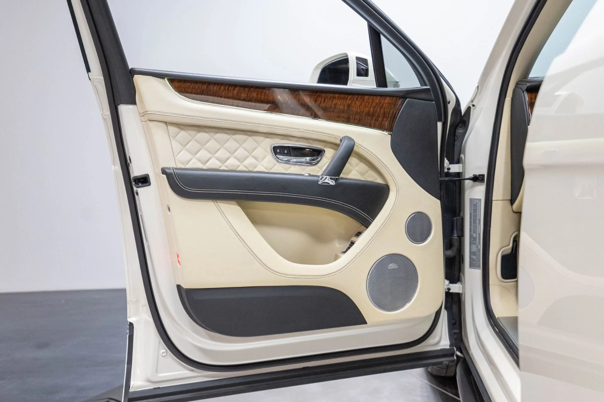 mph005_420323607_Used_2017_Bentley_Bentayga_W12_1787159716_bfb4a8c741