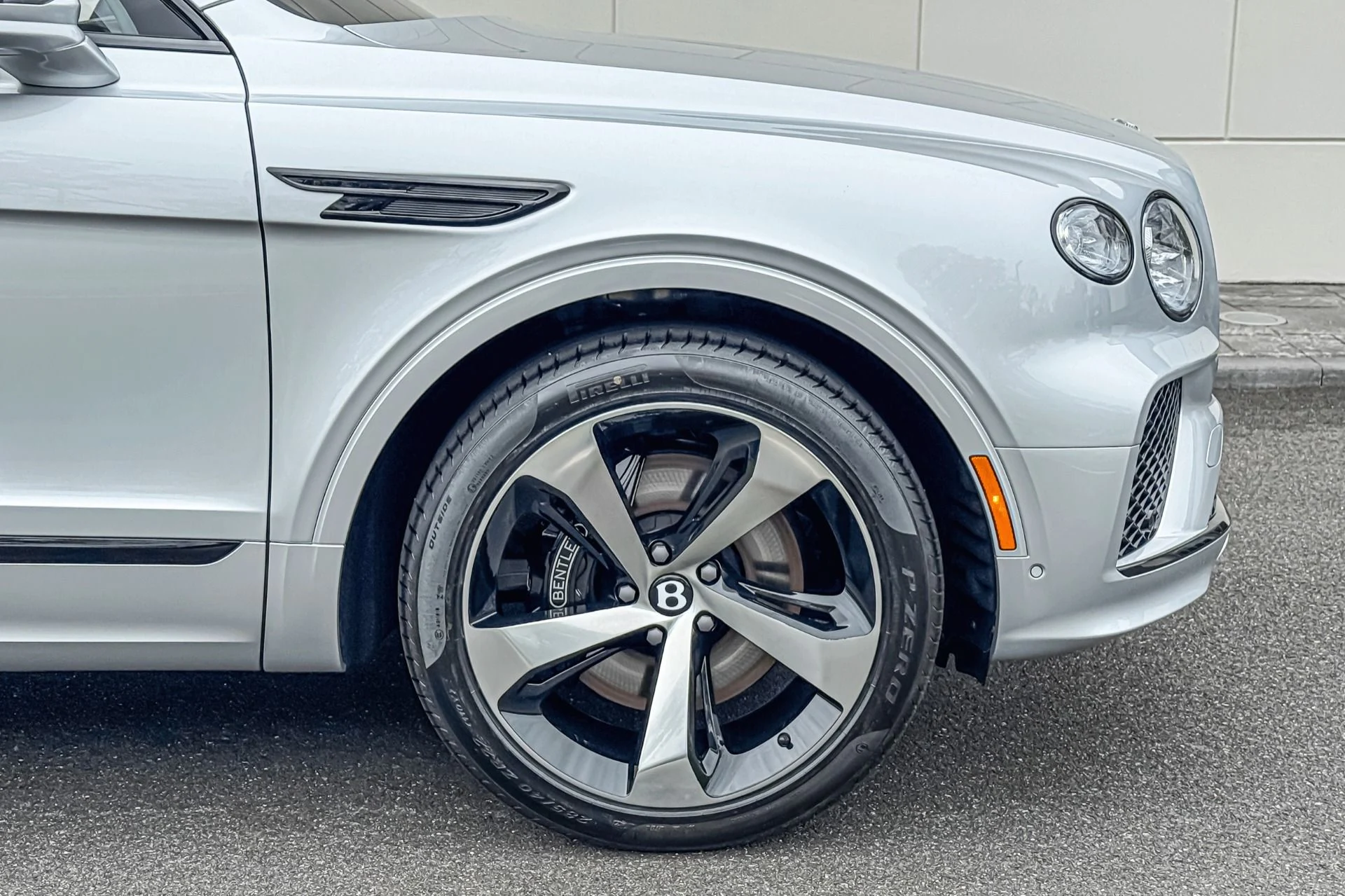 mph005_420362589_New_2025_Bentley_Bentayga_V8_1757940189_2ed43997f2