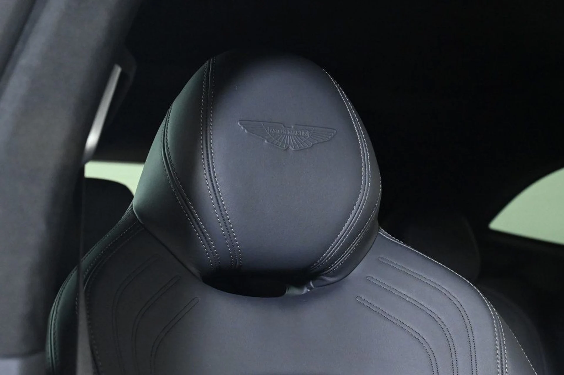 mph005_4228026708_used_2024_aston_martin_dbx_base_11350_22911033_5_1024_cde15d2d7a