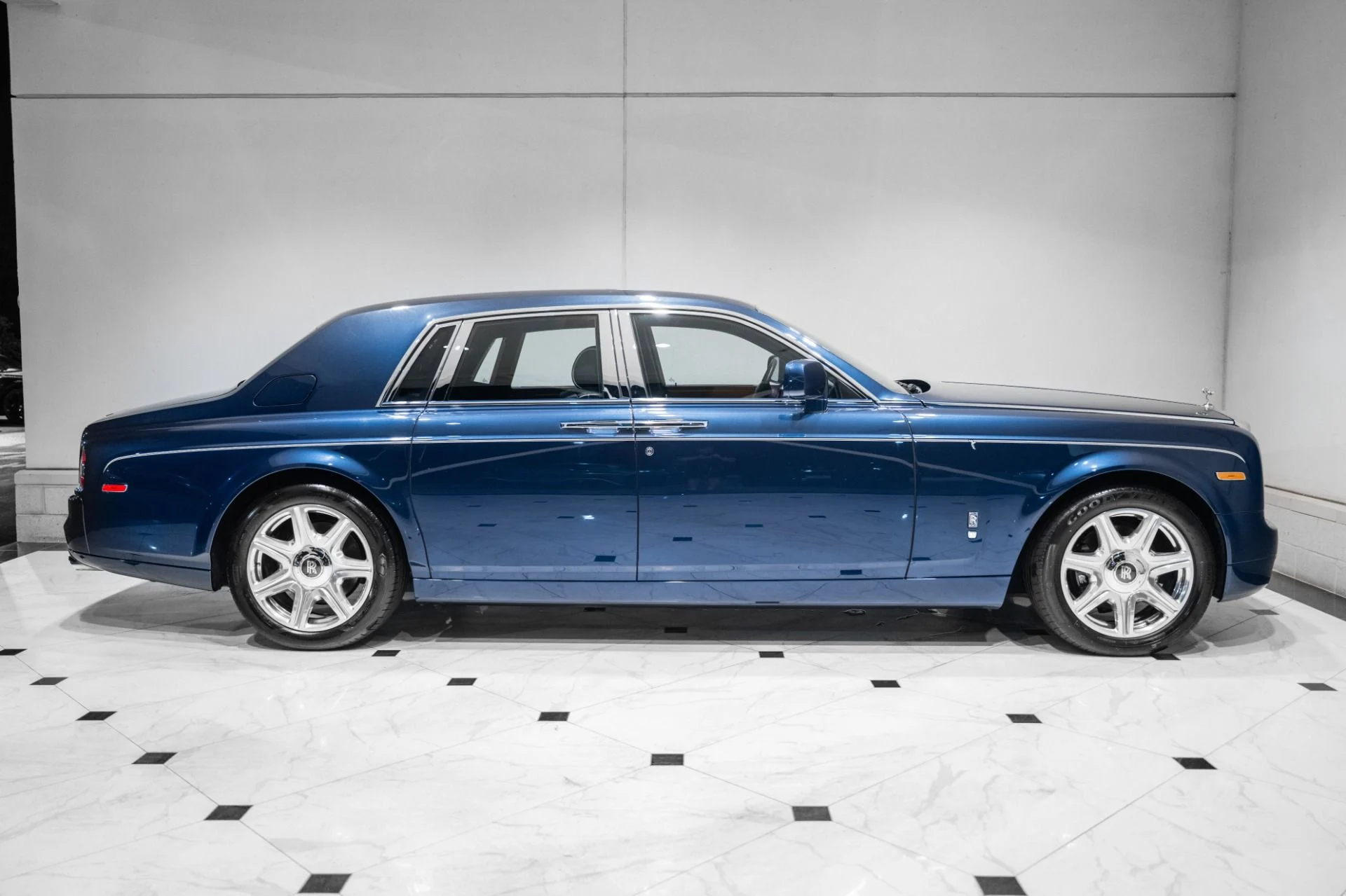 mph005_4246004173_Used_2011_Rolls_Royce_Phantom_1782236449_ac25bc6b59