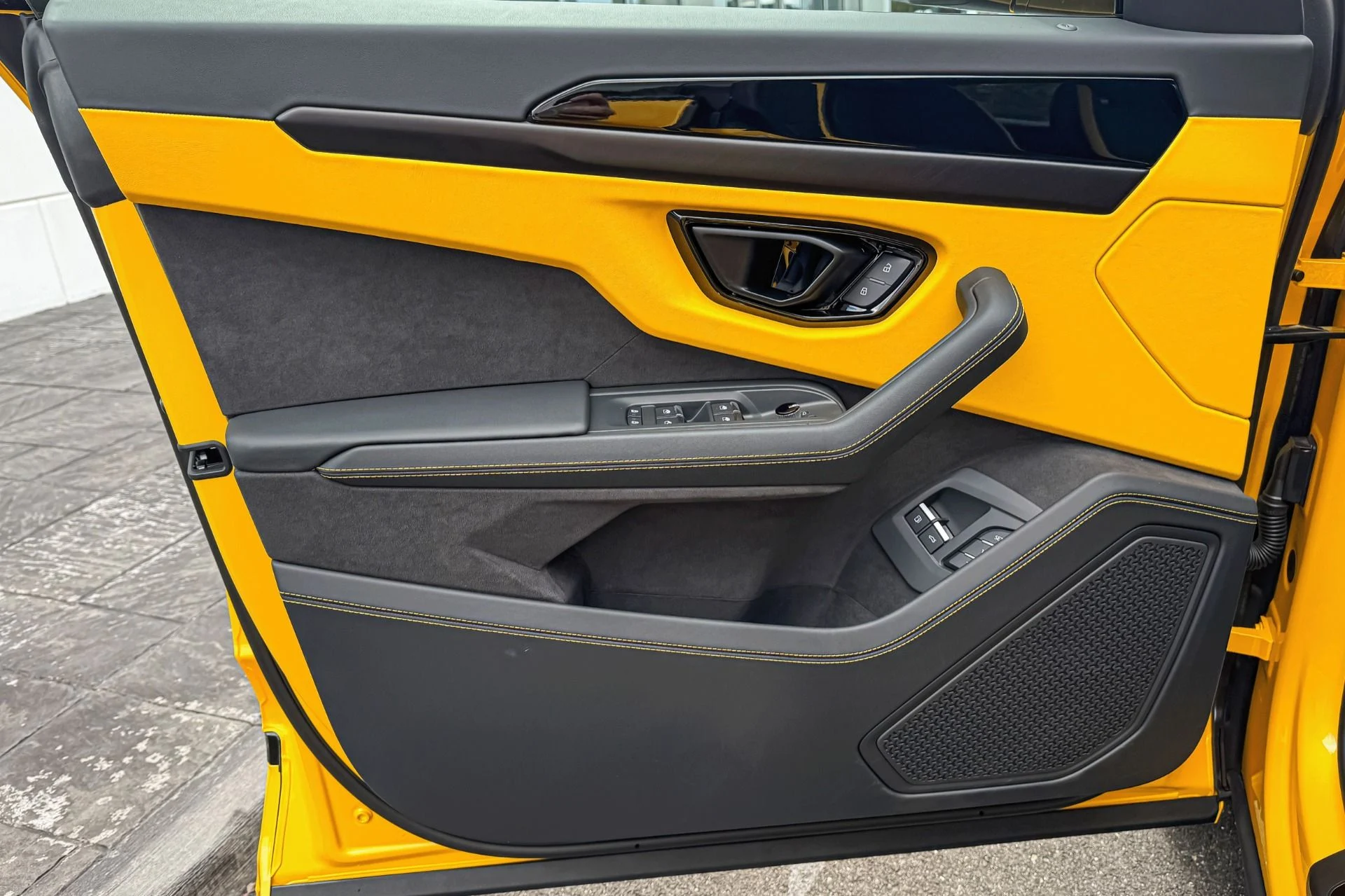 mph005_470494401_Used_2025_Lamborghini_Urus_SE_1756898664_ff65e75cad
