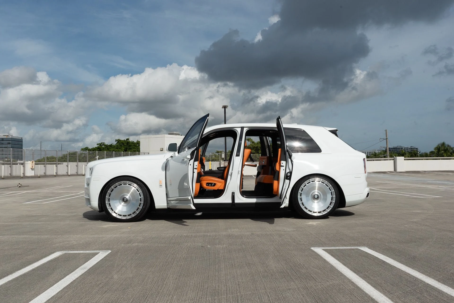 mph005_472799403_Used_2020_Rolls_Royce_Cullinan_1764721010_27bd91f53d