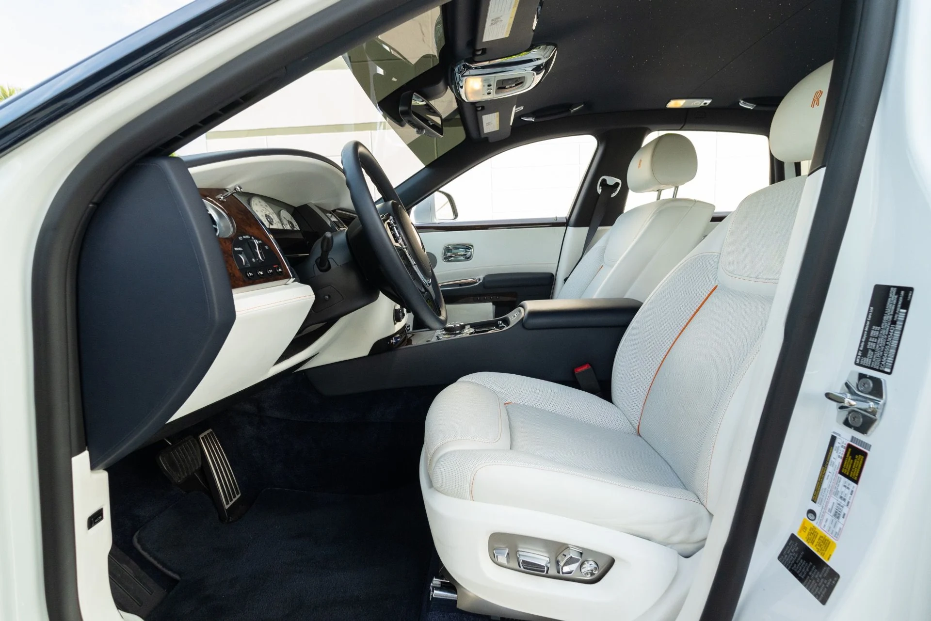 mph005_483216591_Used_2018_Rolls_Royce_Ghost_1765824060_145bcc969e