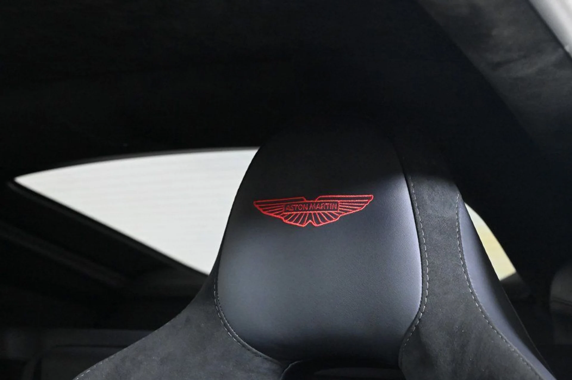 mph005_485072565_used_2025_aston_martin_vantage_base_11350_22975162_5_1024_b923c8af44