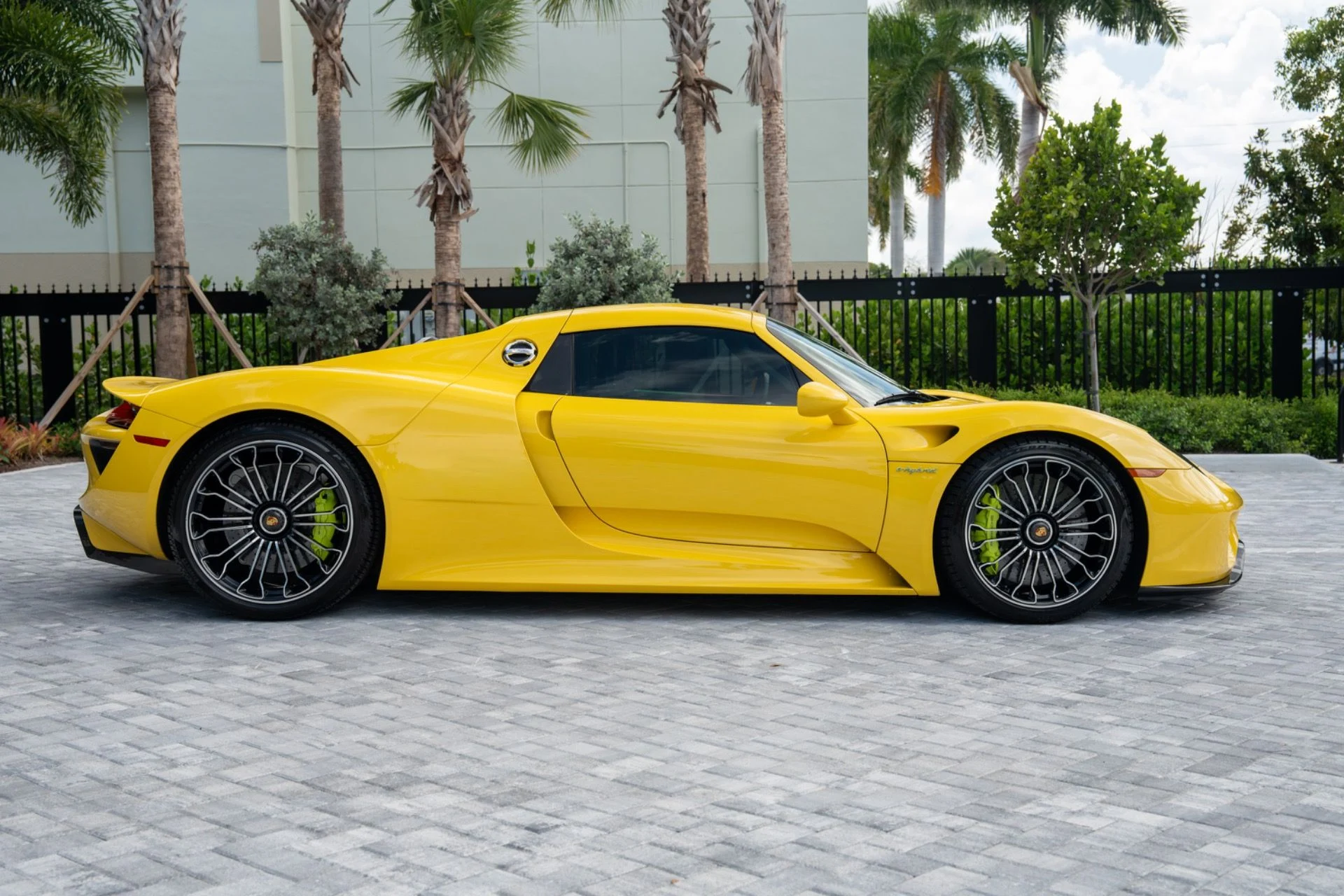 mph005_499476256_Used_2015_Porsche_918_Spyder_1782406230_7a28dbbbaa