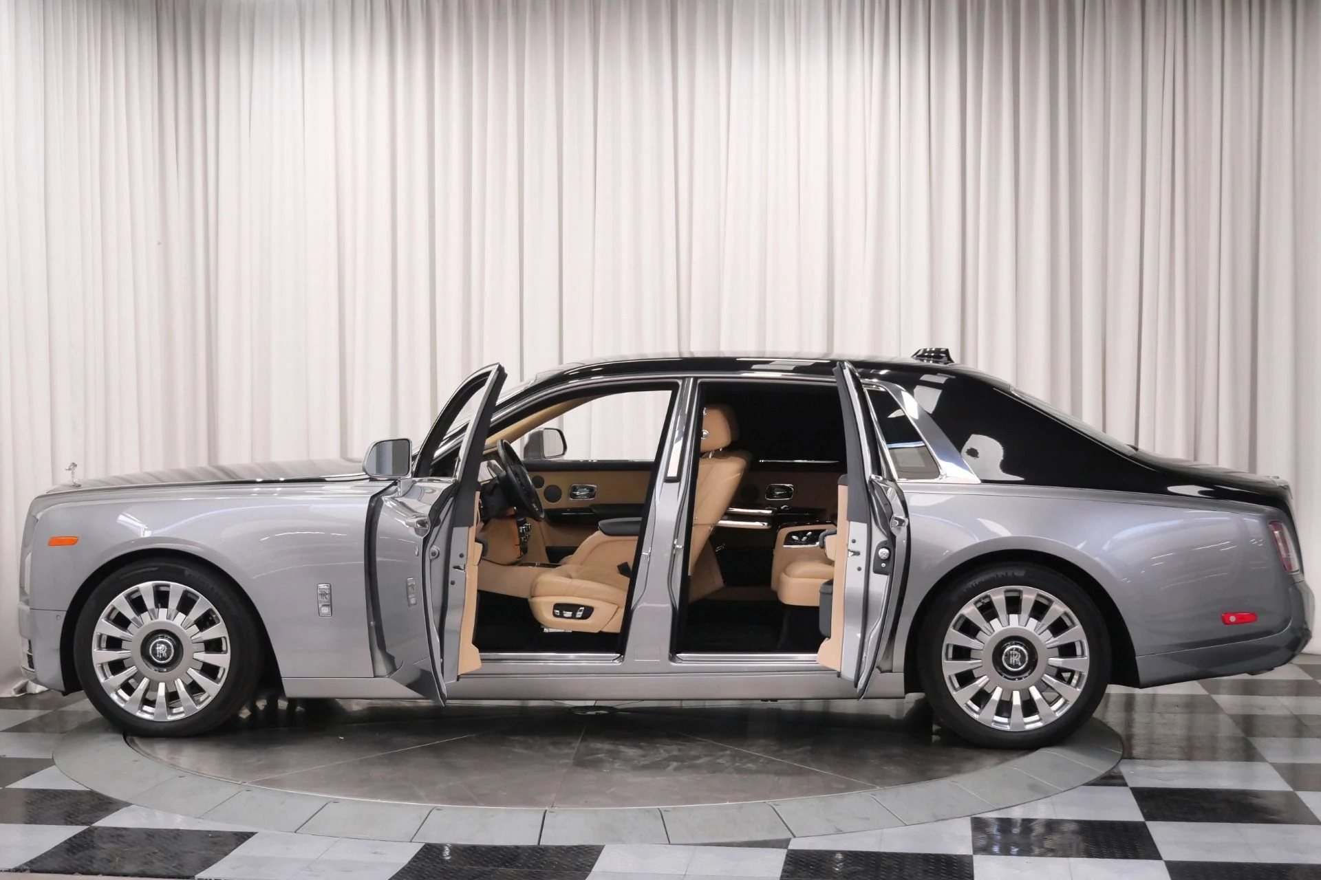 mph005_532183516_Used_2020_Rolls_Royce_Phantom_1760120905_599c149611