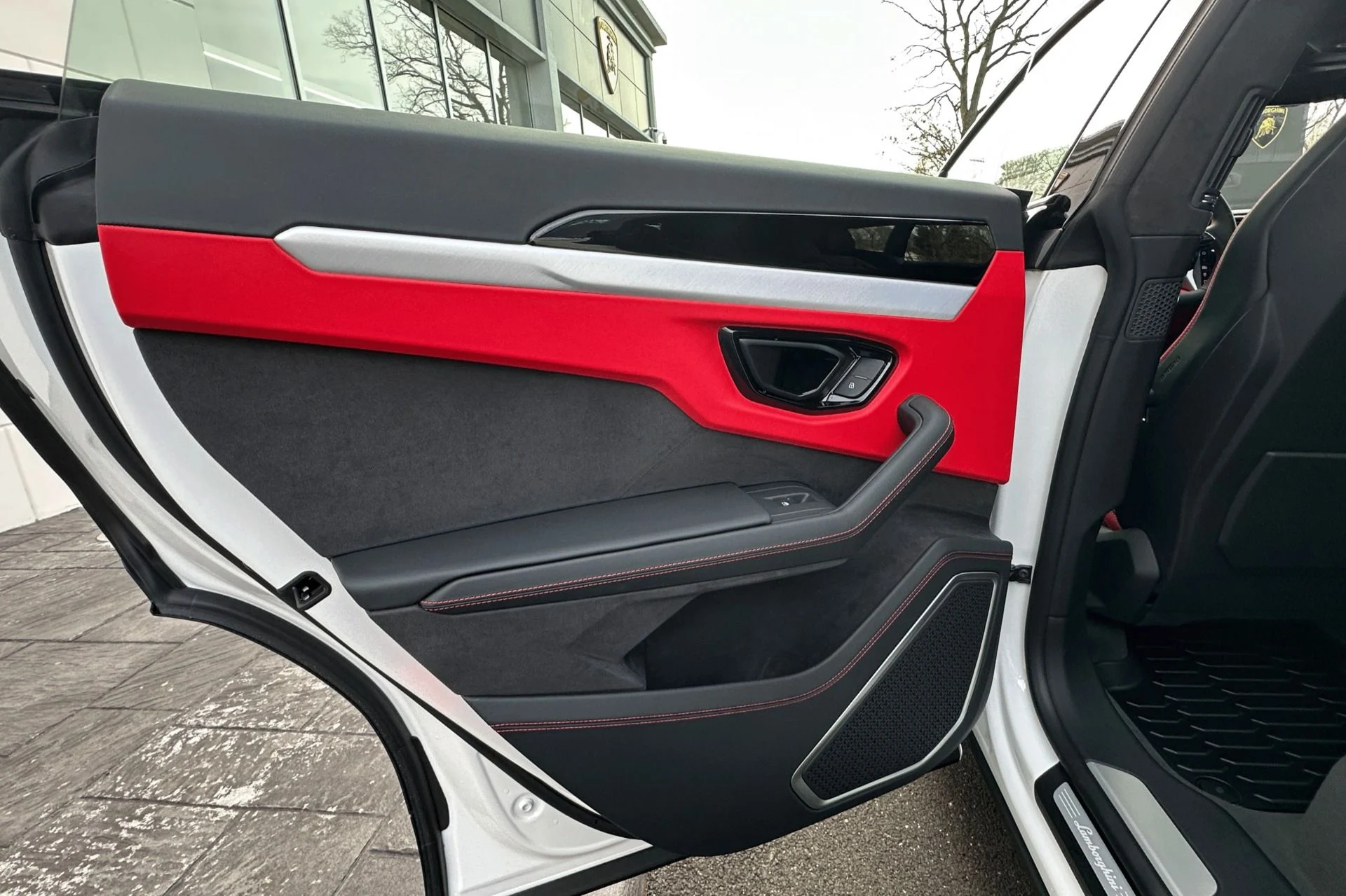 mph005_536534155_New_2025_Lamborghini_Urus_SE_1765534314_d0454ced09