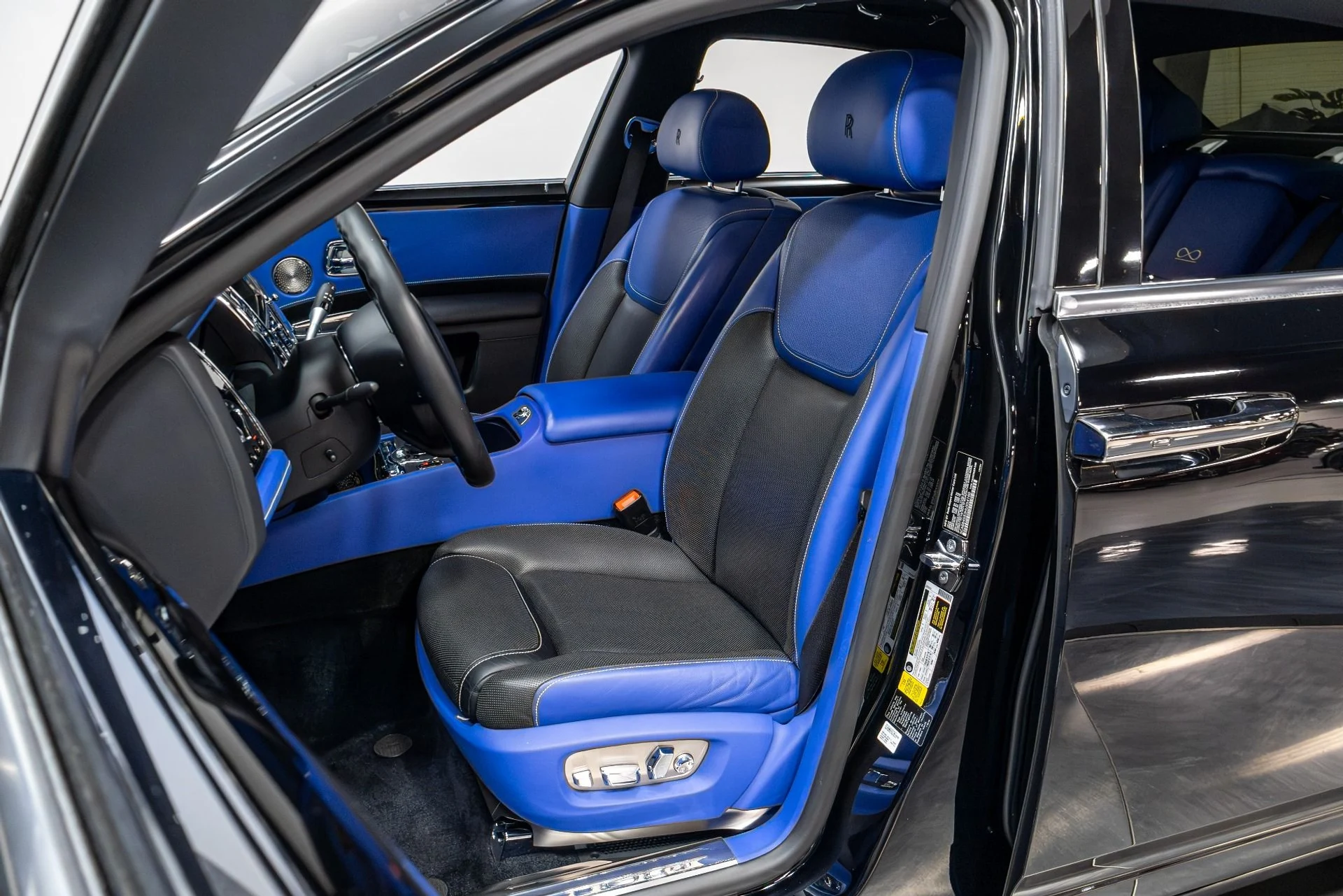 mph005_57456386_Used_2017_Rolls_Royce_Ghost_Black_Badge_1764012136_bbd7a57f70