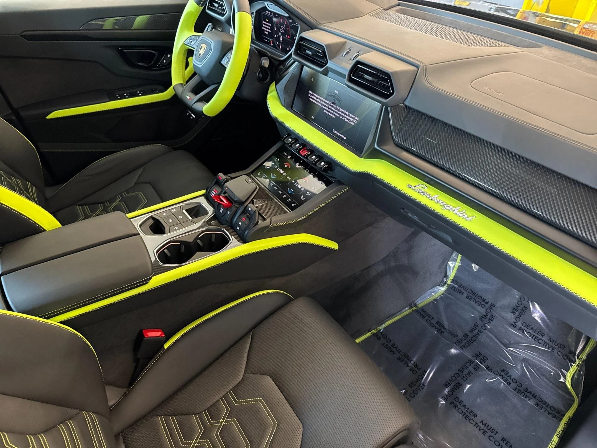 mph005_640495971_New_2025_Lamborghini_Urus_SE_1755094438_80b31475b2