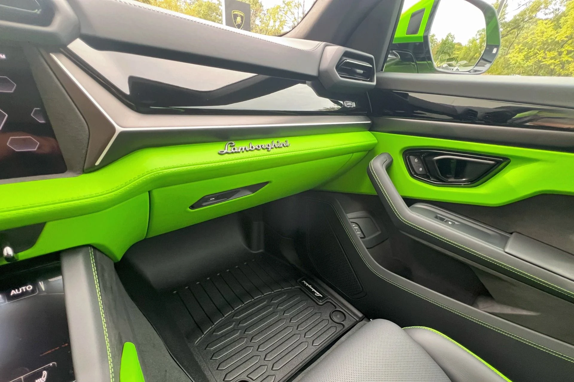 mph005_64823141_Used_2025_Lamborghini_Urus_SE_1769869342_30b9761bff