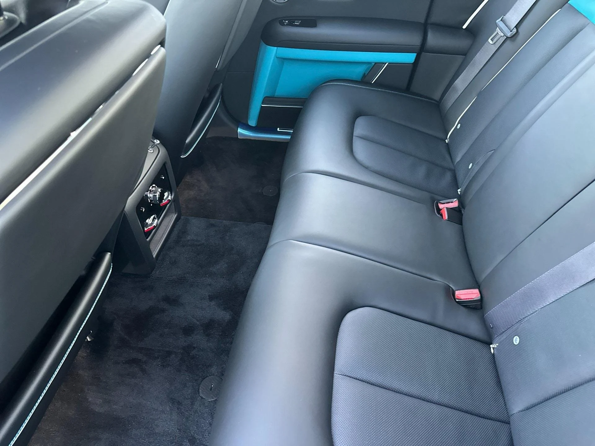 mph005_65618408_New_2026_Rolls_Royce_Black_Badge_Ghost_1765033527_e093aee560