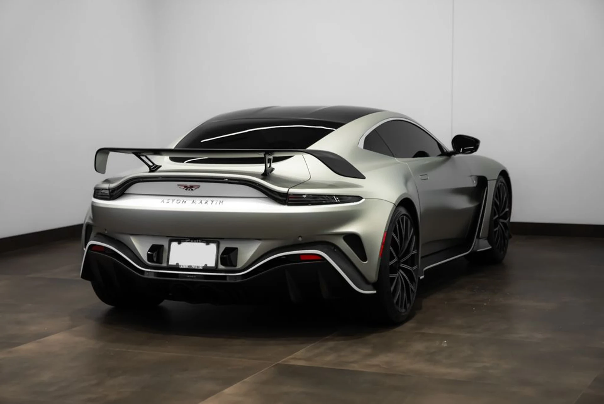 mph005_694337347_aston_martin_vantage_2023_jpg_v_1773863537_ef884c020c