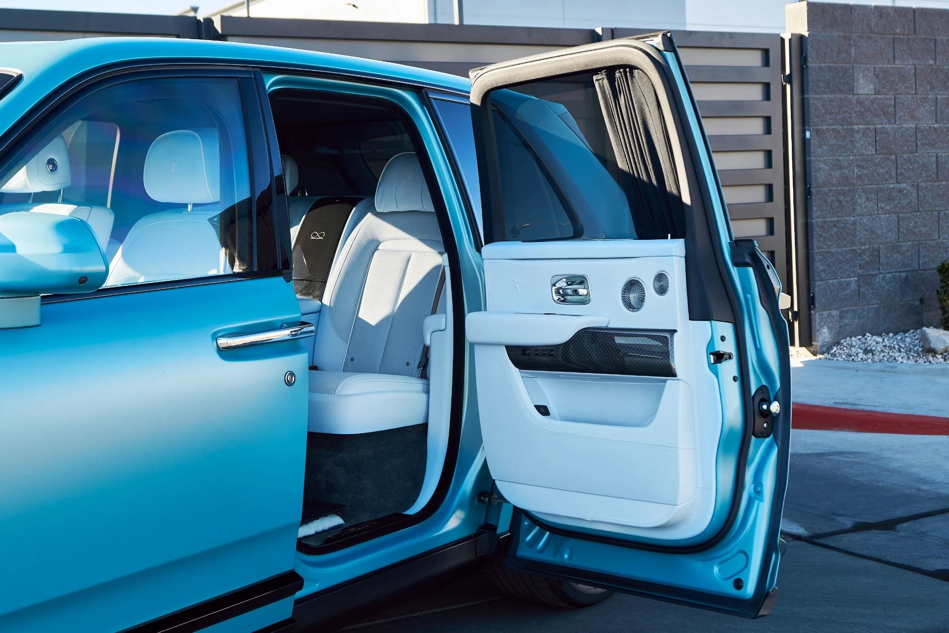 mph005_698523400_Used_2022_Rolls_Royce_Cullinan_Black_Badge_1765410974_e0f7be854c