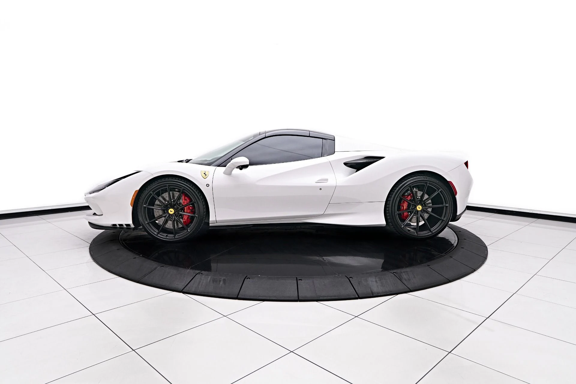 mph005_699767400_Used_2023_Ferrari_F8_Spider_Base_1753926765_82485bfa25