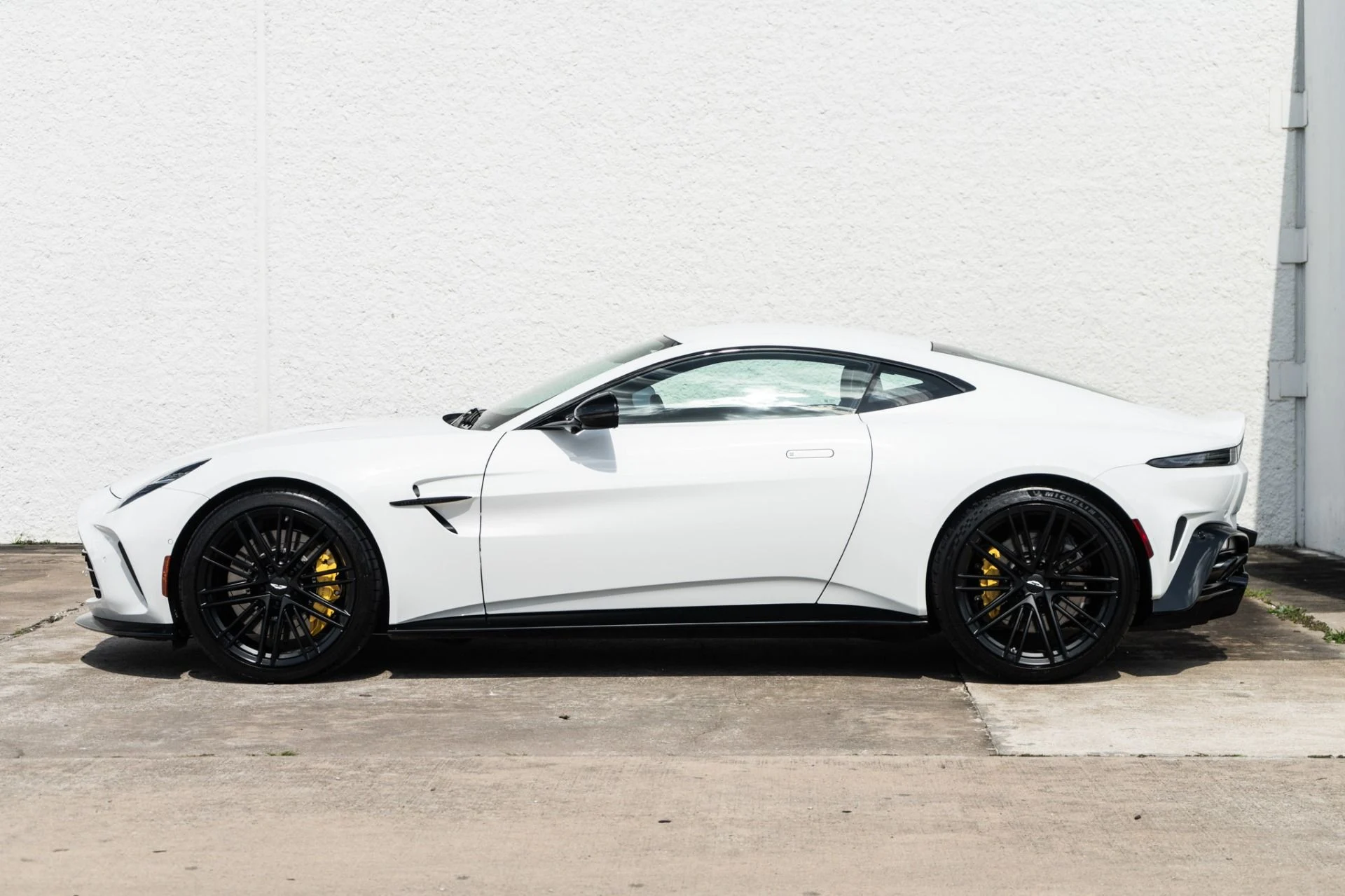 mph005_703775588_Used_2025_Aston_Martin_Vantage_1778624093_aba3e06fe8