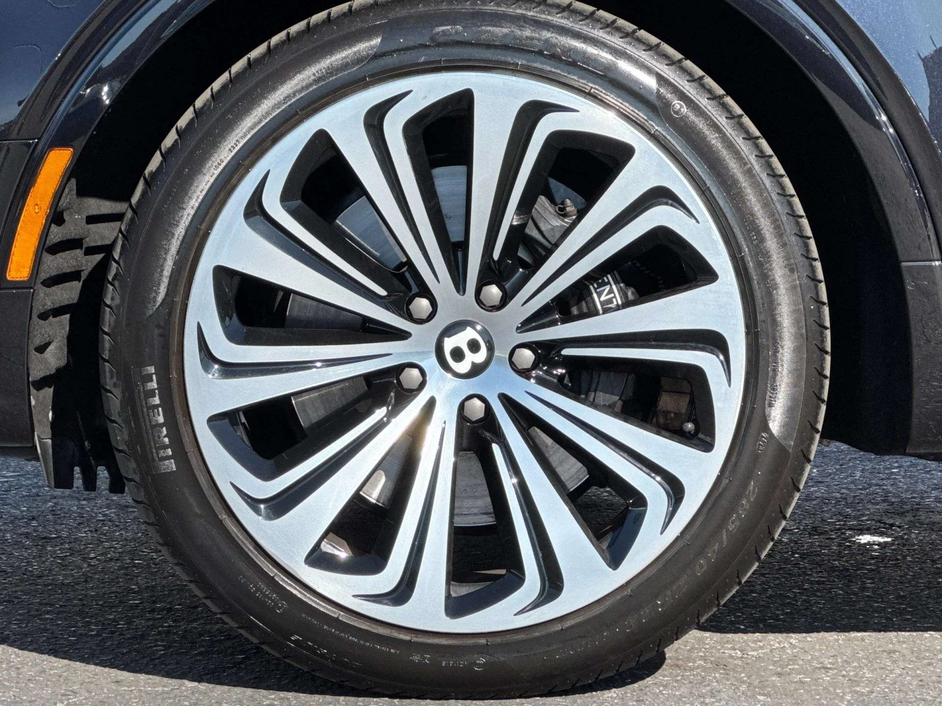mph005_748597203_Used_2022_Bentley_Bentayga_V8_1760603779_9eefcafc4f