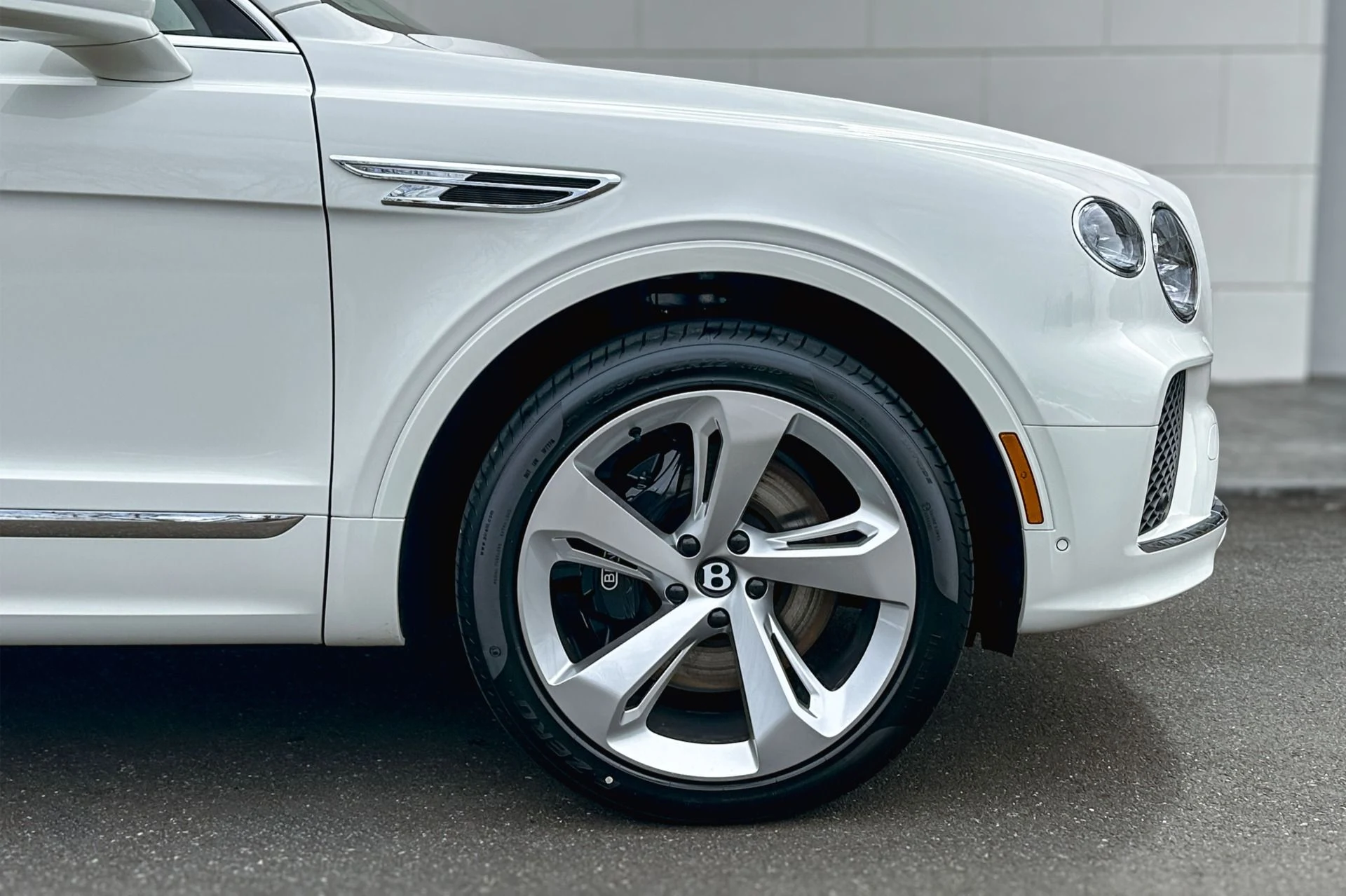 mph005_871497317_New_2026_Bentley_Bentayga_V8_1775834821_e43a7fc62e