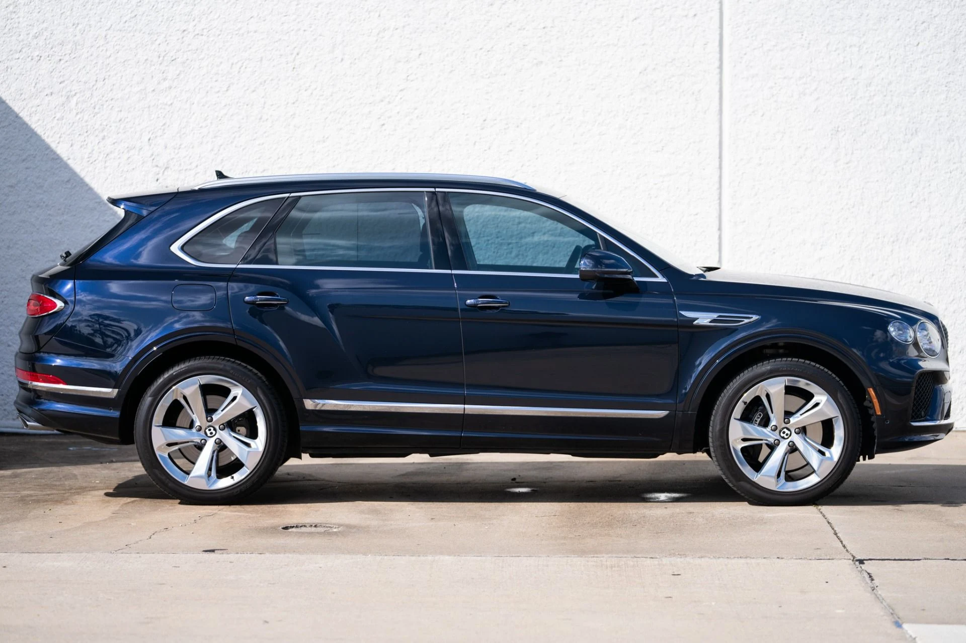 mph005_887027504_Used_2024_Bentley_Bentayga_V8_1761672293_323b327dff