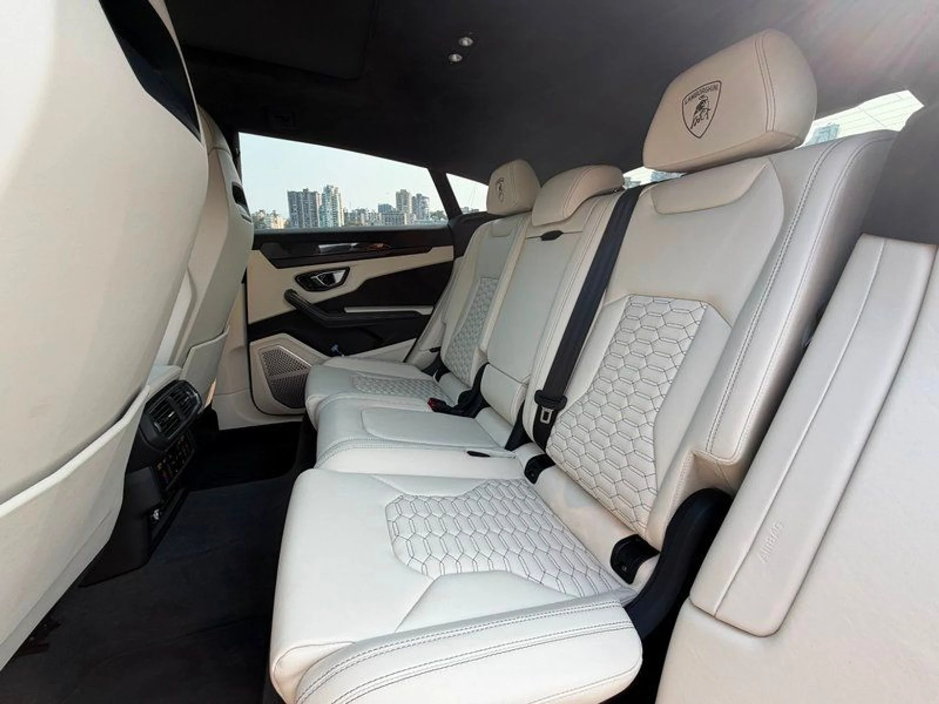 mph005_909040799_38915592_08163_2022_lamborghini_urus_006_081991a206