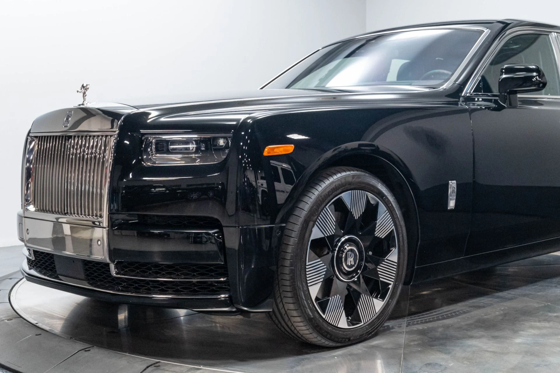 mph005_94731300_Used_2024_Rolls_Royce_Phantom_1786998181_06cc33bcee
