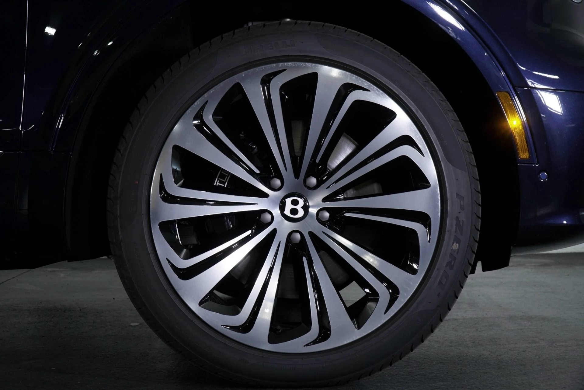 mph005_954777302_New_2025_Bentley_Bentayga_Azure_1765905550_e21bab8ea3