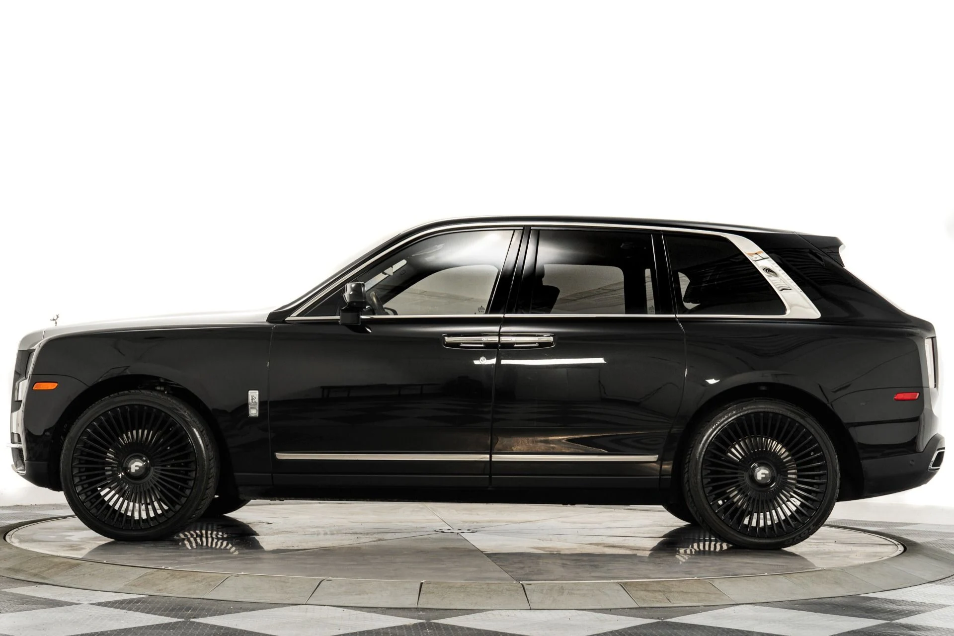 mph005_956230042_Used_2022_Rolls_Royce_Cullinan_1760976339_90c2bedd52