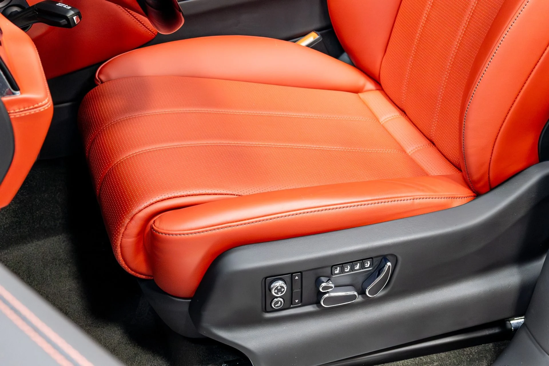 mph006_1001365938_Used_2020_Bentley_Bentayga_V8_1774292202_6e37f7556c