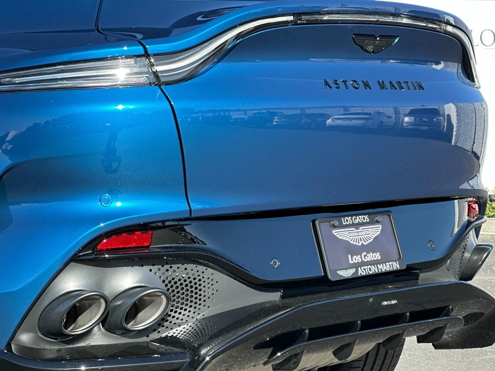 mph006_1031956990_New_2025_Aston_Martin_DBX_707_1761314791_a596381ecd