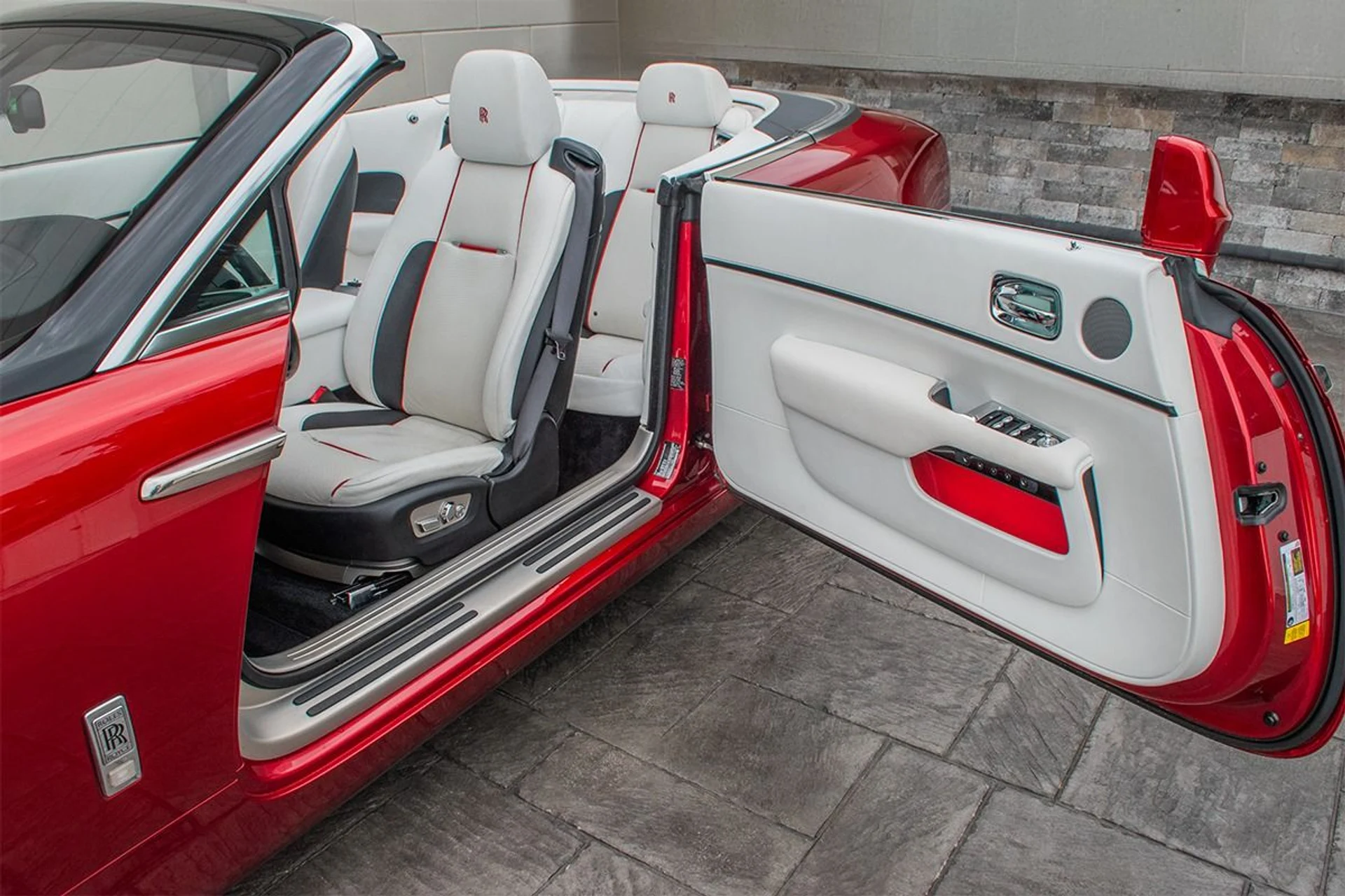 mph006_1089860248_Used_2018_Rolls_Royce_Dawn_1731687937_0319e62a6e