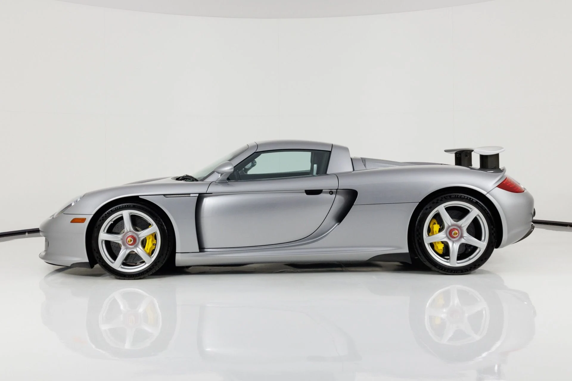 mph006_1097285149_Used_2004_Porsche_Carrera_GT_1780433561_861fb1cbe6