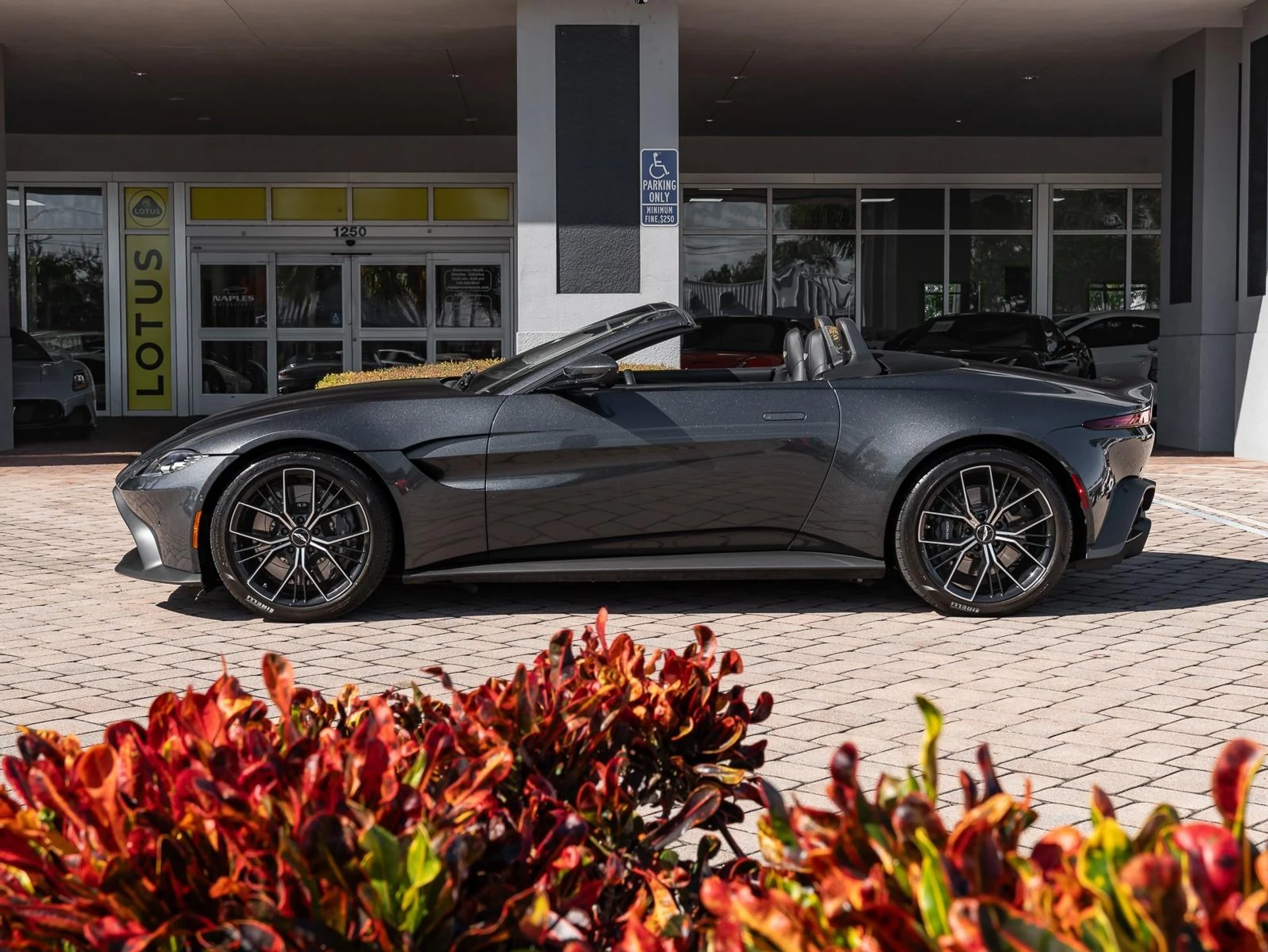 mph006_1106457418_Used_2021_Aston_Martin_Vantage_1763409928_b1f288a654