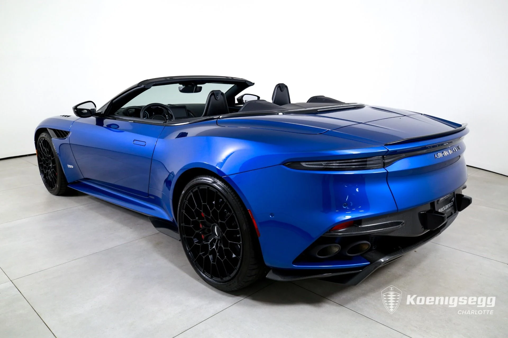 mph006_1112236115_Used_2023_Aston_Martin_DBS_Ultimate_1761053830_5b26d814ed