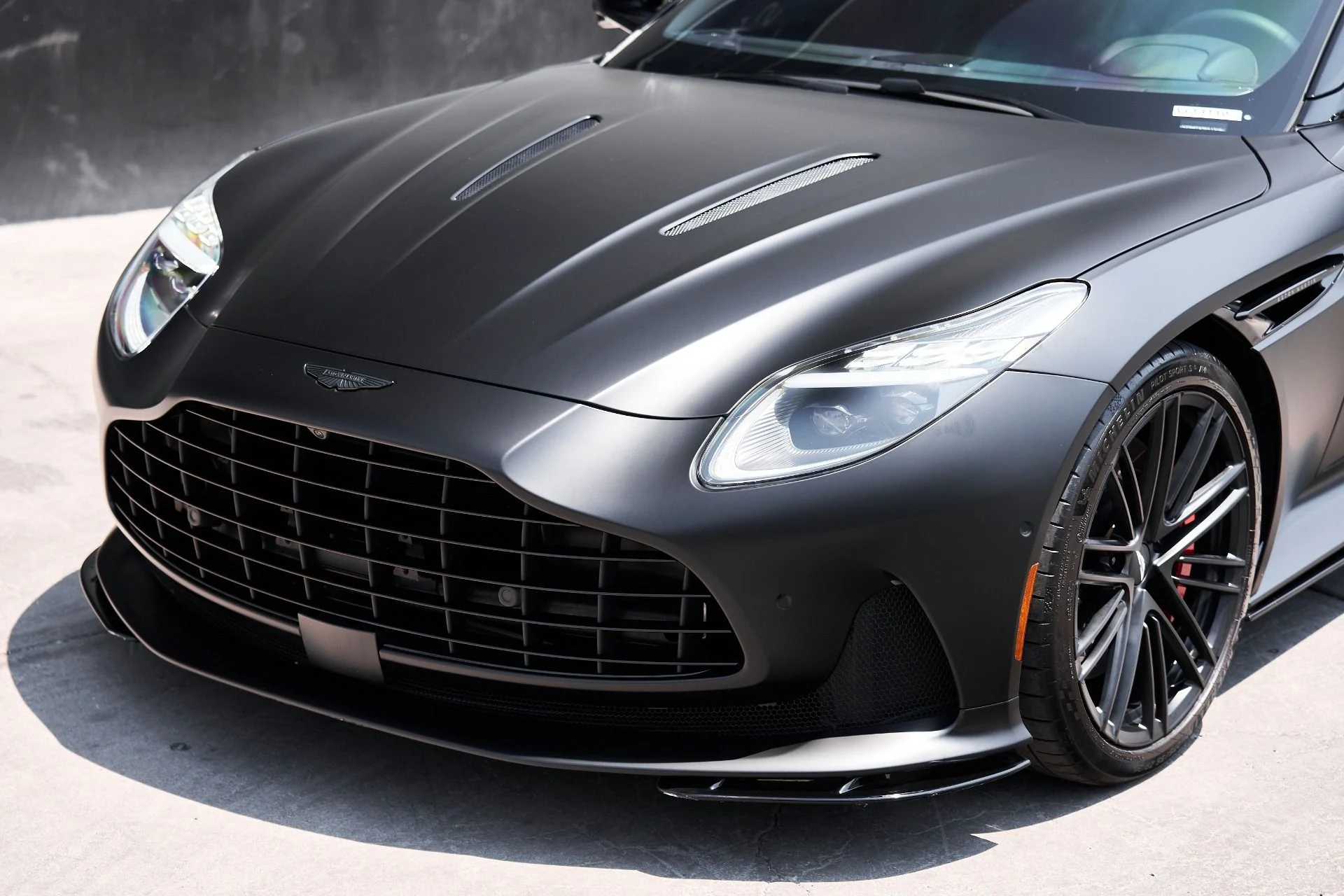 mph006_1142424155_Used_2024_Aston_Martin_DB_12_1752612779_0226e4c575