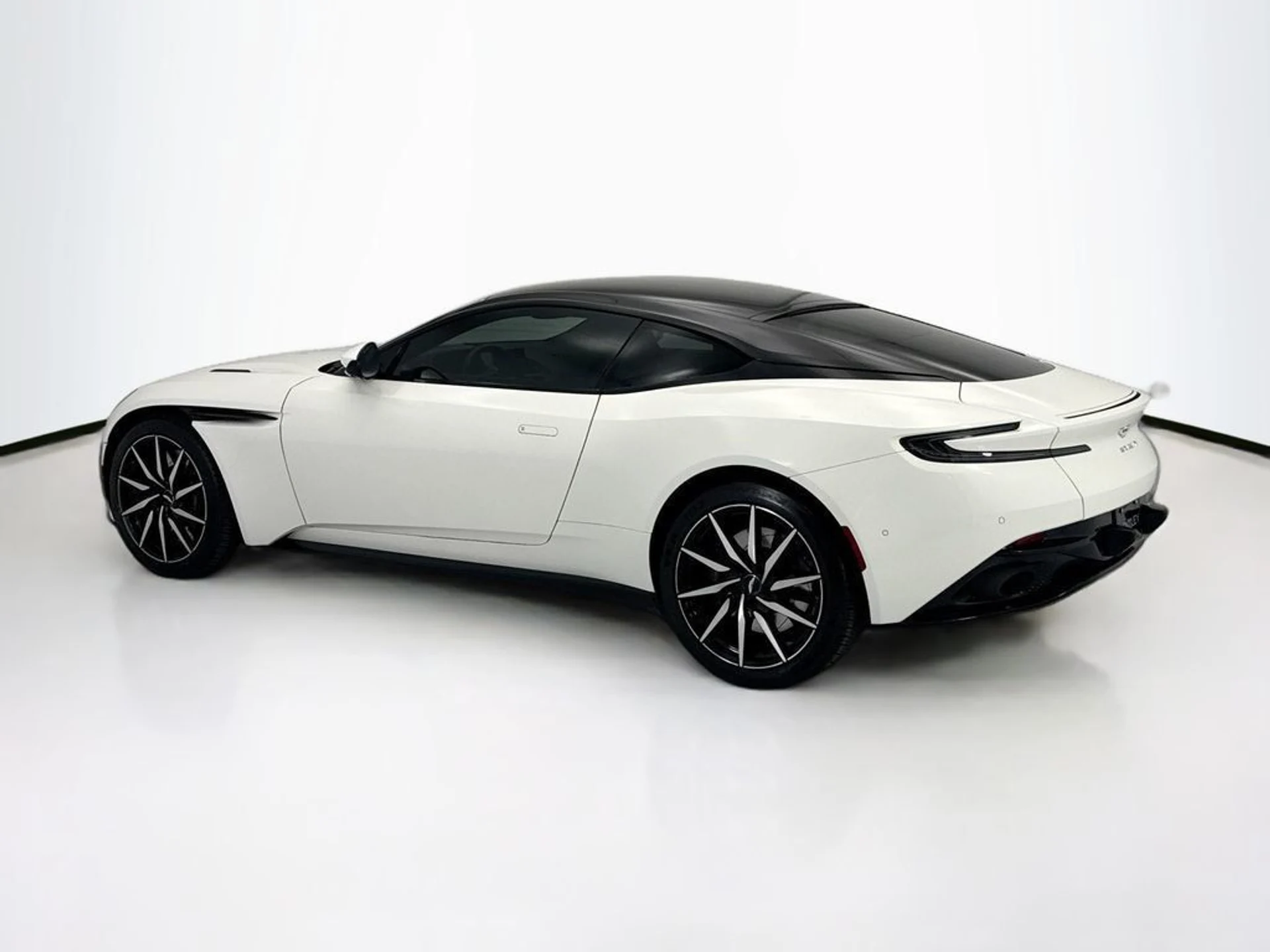mph006_1165859665_used_2018_aston_martin_db11_v12coupe_8119_23017514_7_1024_7988007e2a