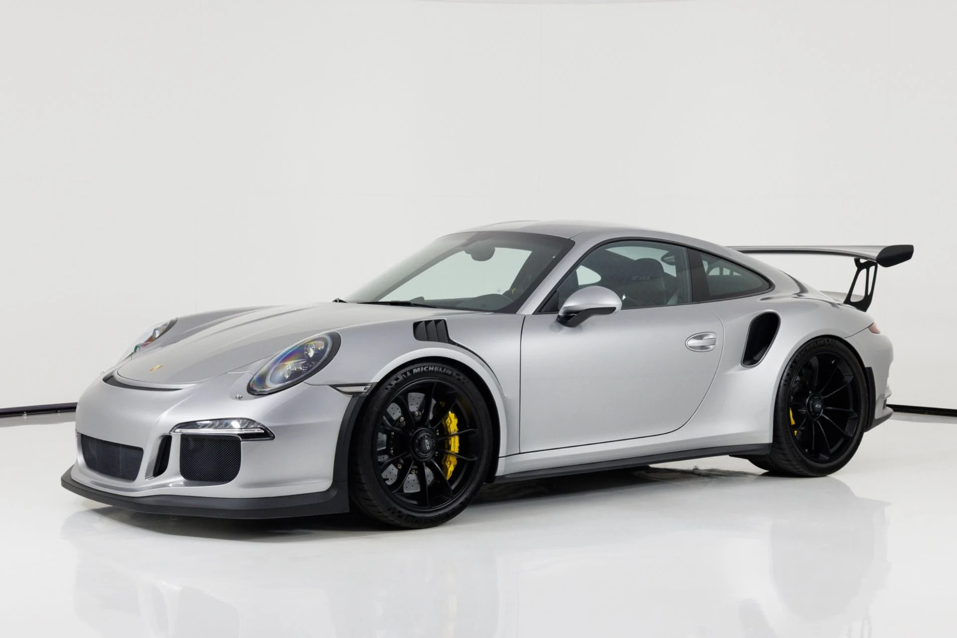 mph006_1175191409_Used_2016_Porsche_911_GT_3_RS_1782496703_2da65ebcd8