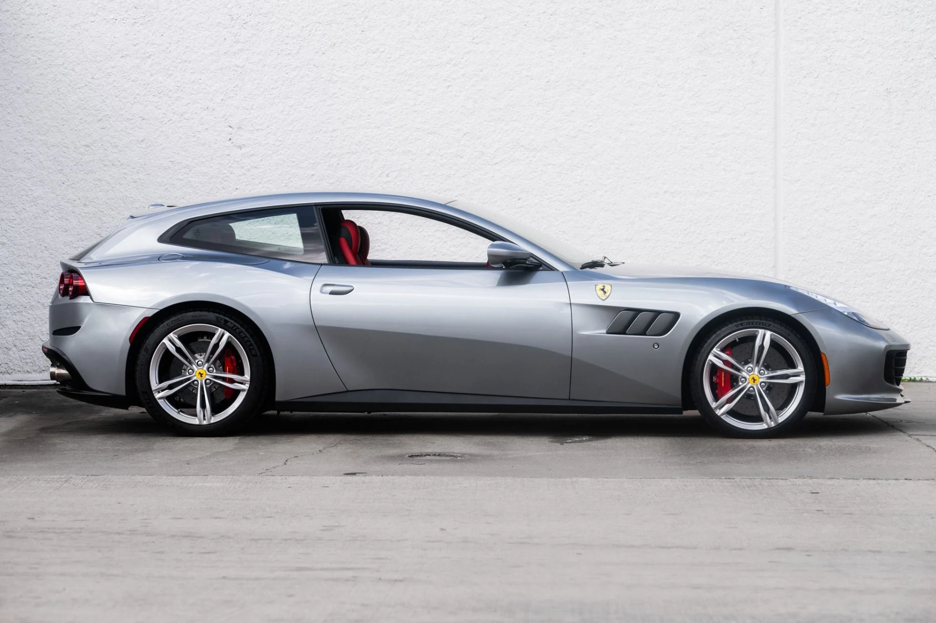 mph006_1226426113_Used_2019_Ferrari_GTC_4_Lusso_1759771823_90fd6ed52a