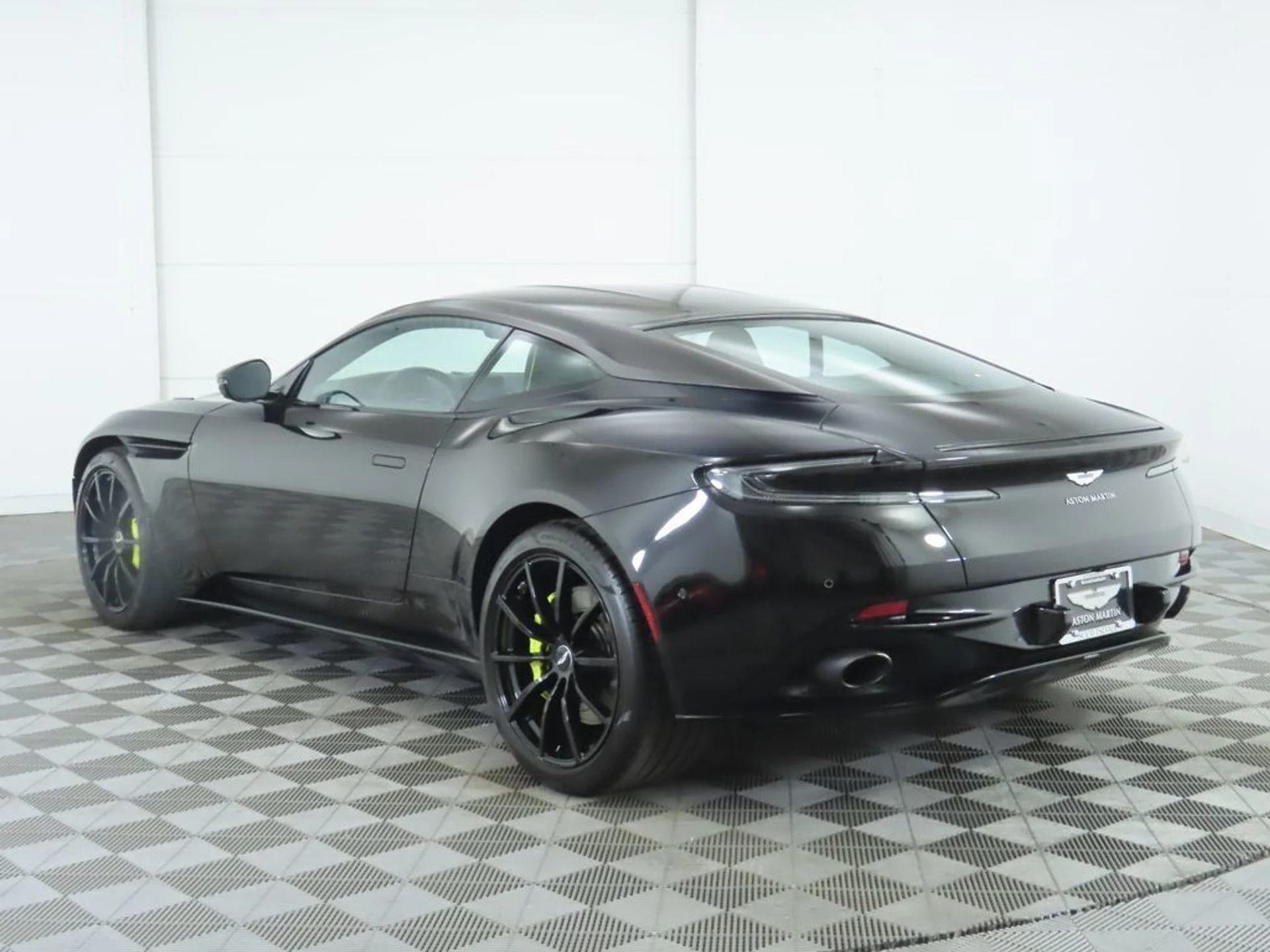 mph006_1269758926_used_2019_aston_martin_db11_amrcoupe_8119_22975631_7_1024_cda5c363ed