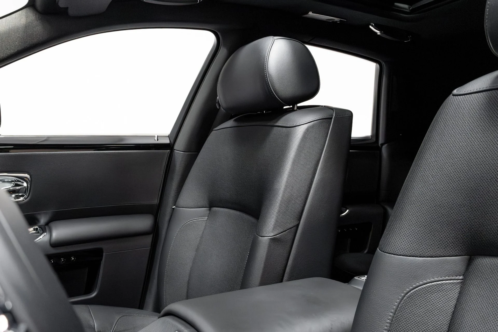 mph006_1302098972_Used_2011_Rolls_Royce_Ghost_Base_1762877304_5dafb414de