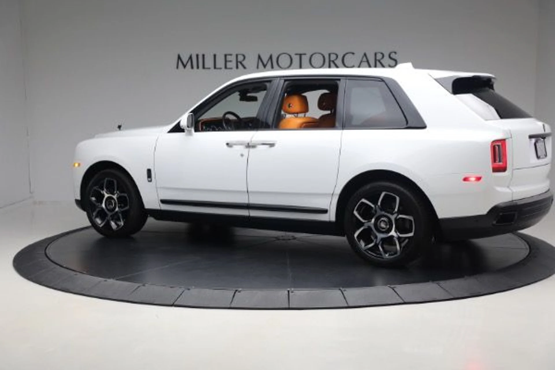 mph006_1336386896_Used_2022_Rolls_Royce_Black_Badge_Cullinan_dccdb860ff
