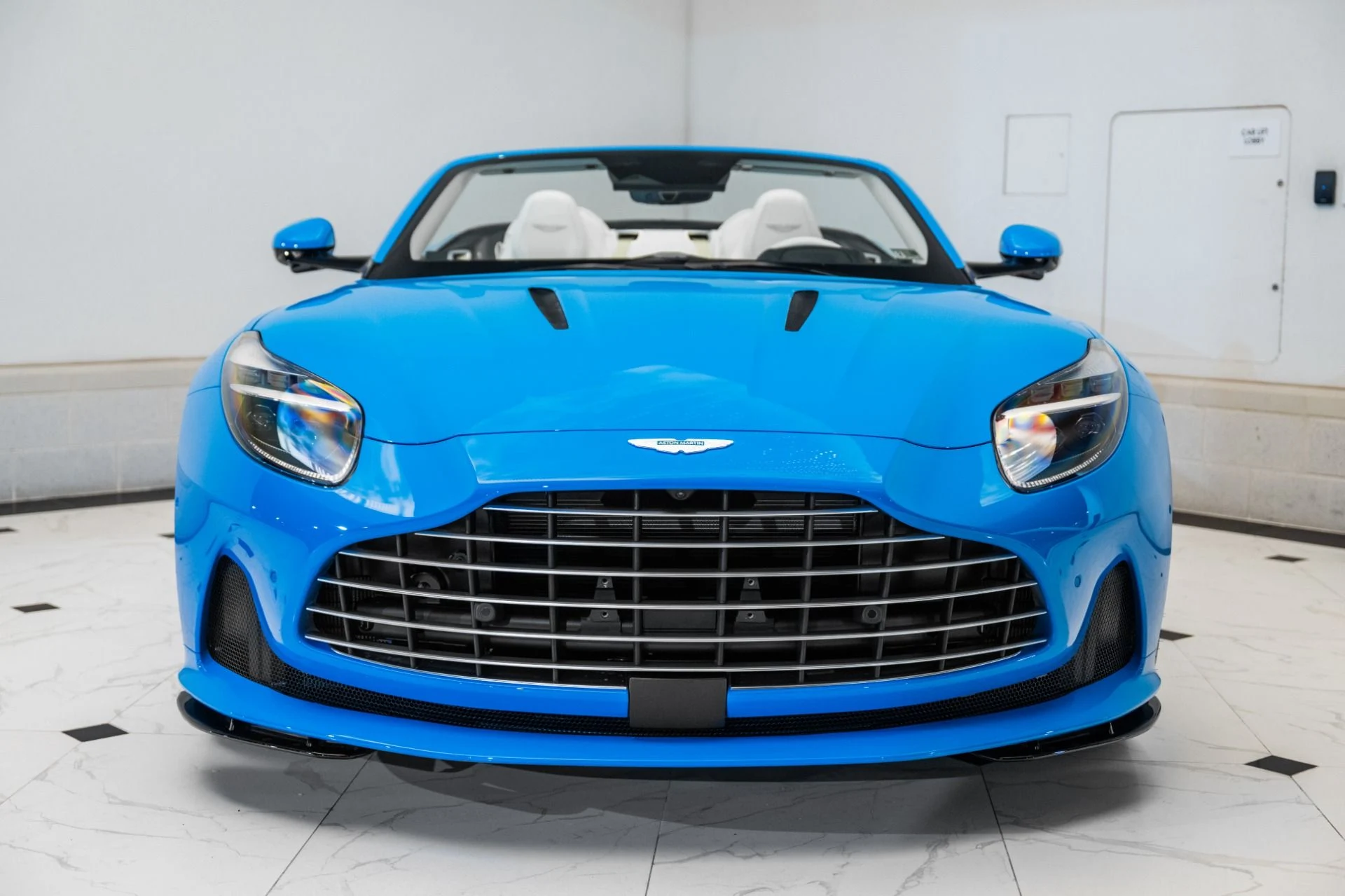mph006_1341320879_Used_2025_Aston_Martin_DB_12_Volante_1741214270_eea7a1071a