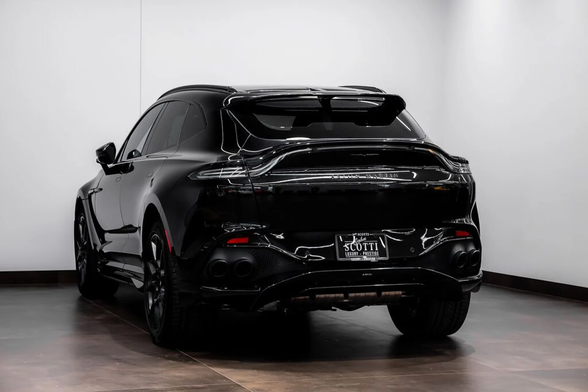 mph006_1343387548_aston_martin_dbx_2023_jpg_v_1754355020_5b1529cf05