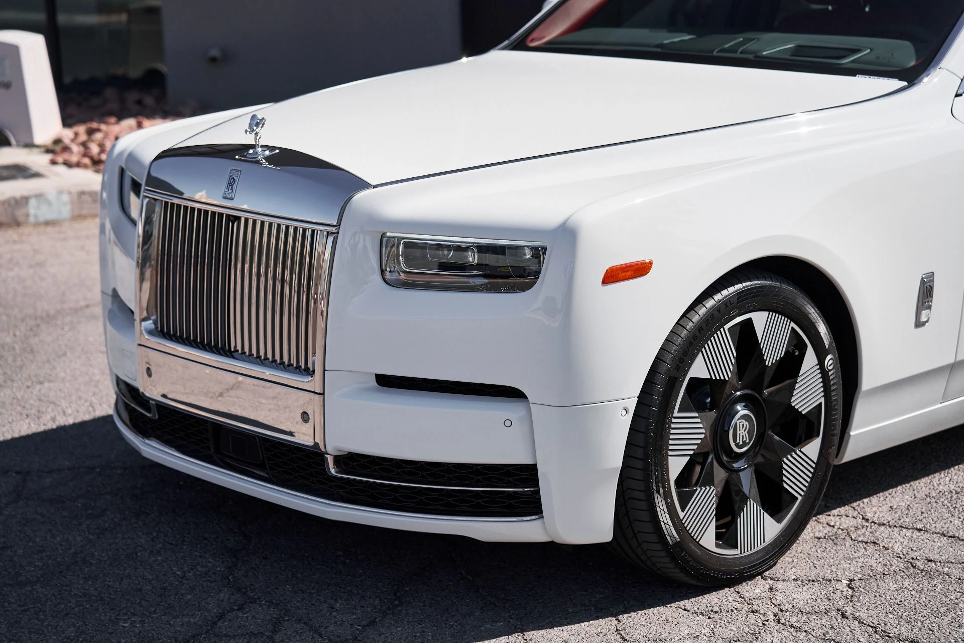 mph006_1374303668_Used_2025_Rolls_Royce_Phantom_Base_1758394088_569a50ea74