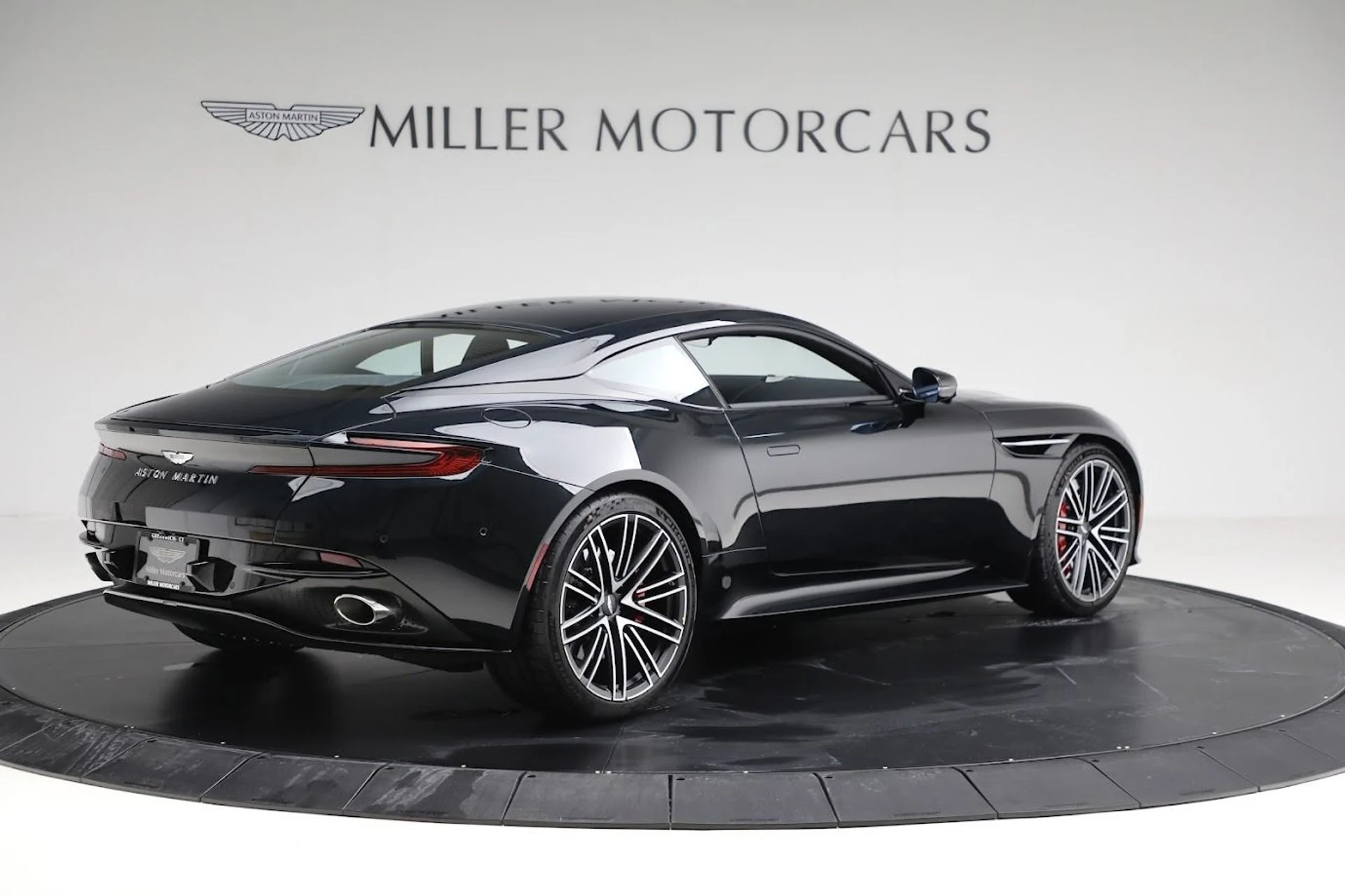 mph006_143161714_Used_2024_Aston_Martin_DB_12_V8_1e4f9c4e04