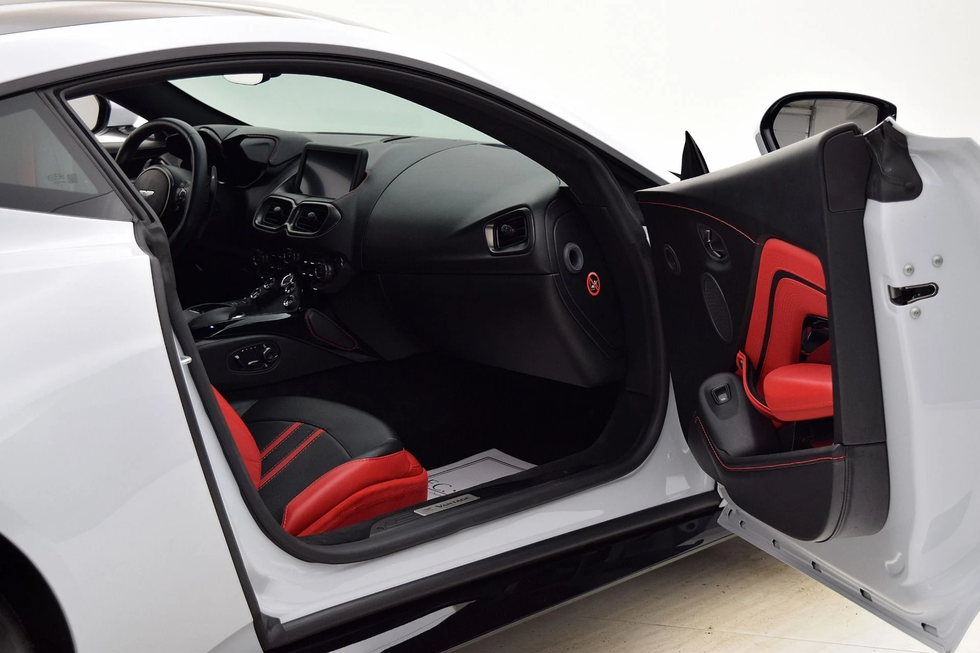 mph006_143256517_Used_2019_Aston_Martin_Vantage_Coupe_4023402fe4