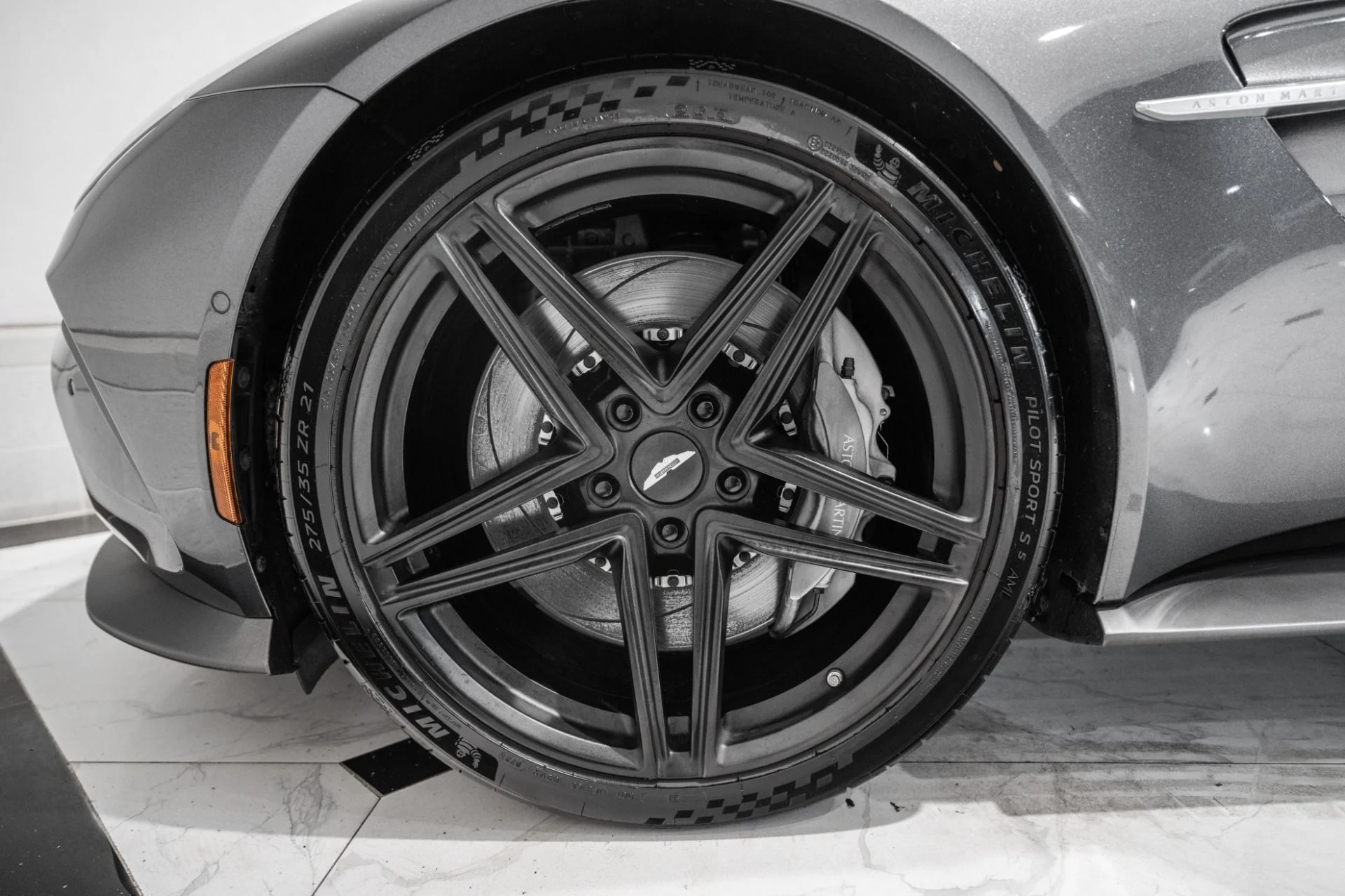 mph006_1476562657_Used_2025_Aston_Martin_Vantage_1784563036_4d5a012873